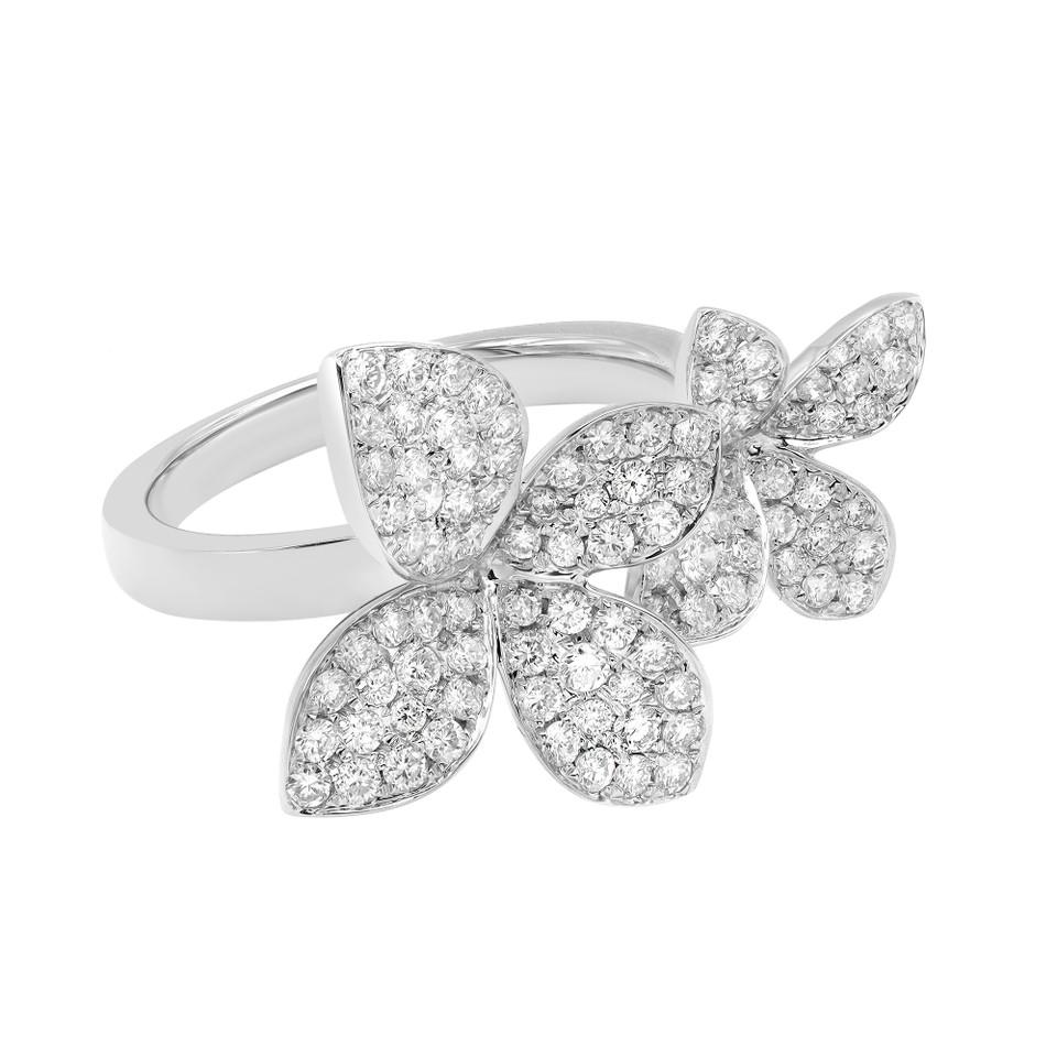 Unser eleganter und skurriler 0,97-Karat-Diamant-Doppelblütenring aus 18-karätigem Weißgold wird vorgestellt. Dieser offene Ring ist ein wahres Meisterwerk mit zwei atemberaubenden Blüten, die mit einer Reihe schimmernder Diamanten besetzt sind. Das