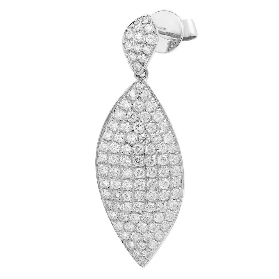 Les boucles d'oreilles pendantes en diamant en forme de feuille sont une parure captivante et inspirée de la nature qui allie sans effort grâce et brillance. Réalisées avec une attention méticuleuse aux détails, ces boucles d'oreilles présentent un