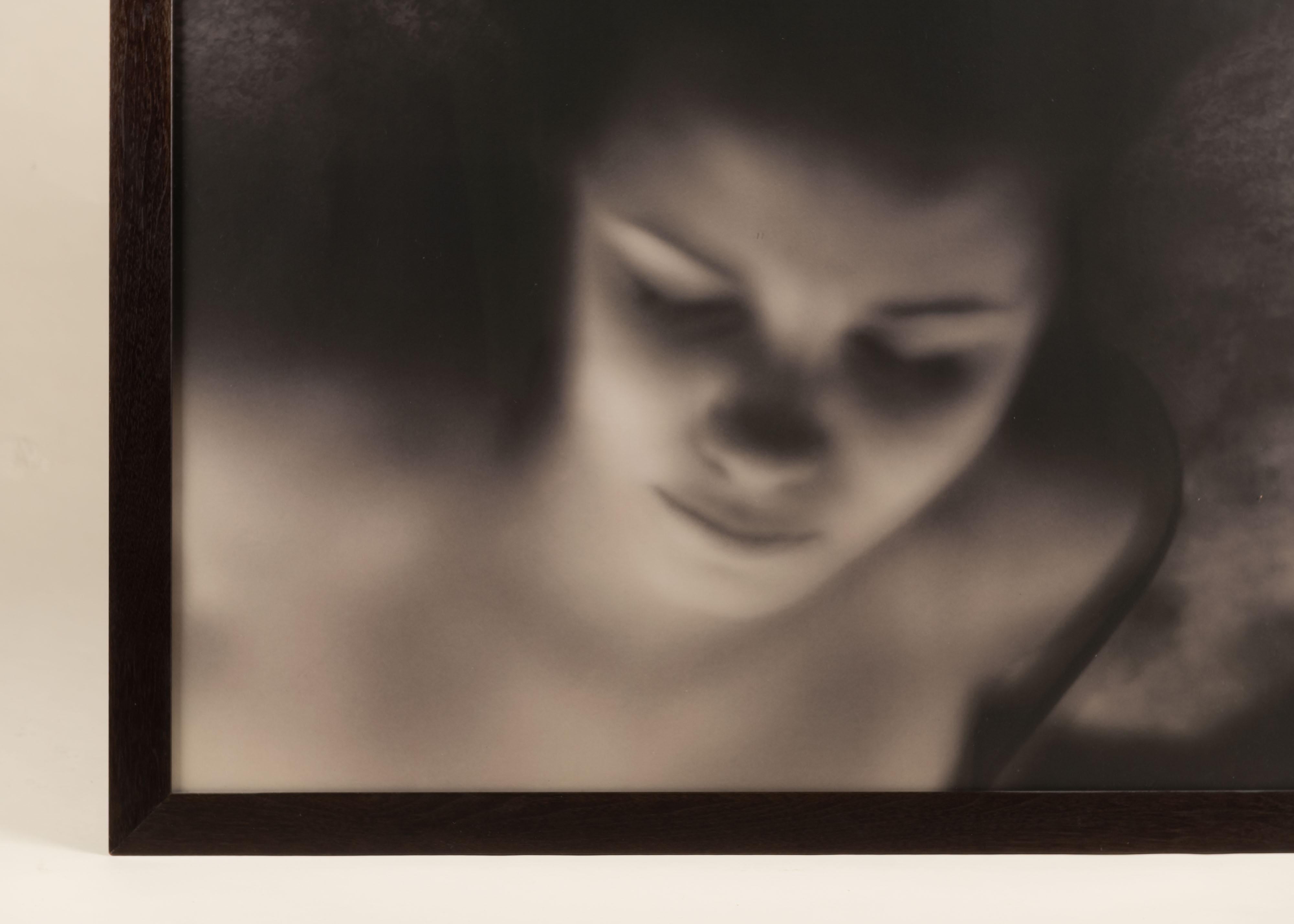 Robert Stivers, der für seine traumhaften Schwarz-Weiß-Fotografien mit weicher Schärfe bekannt ist, hat ein eindrucksvolles Porträt von Elizabeth