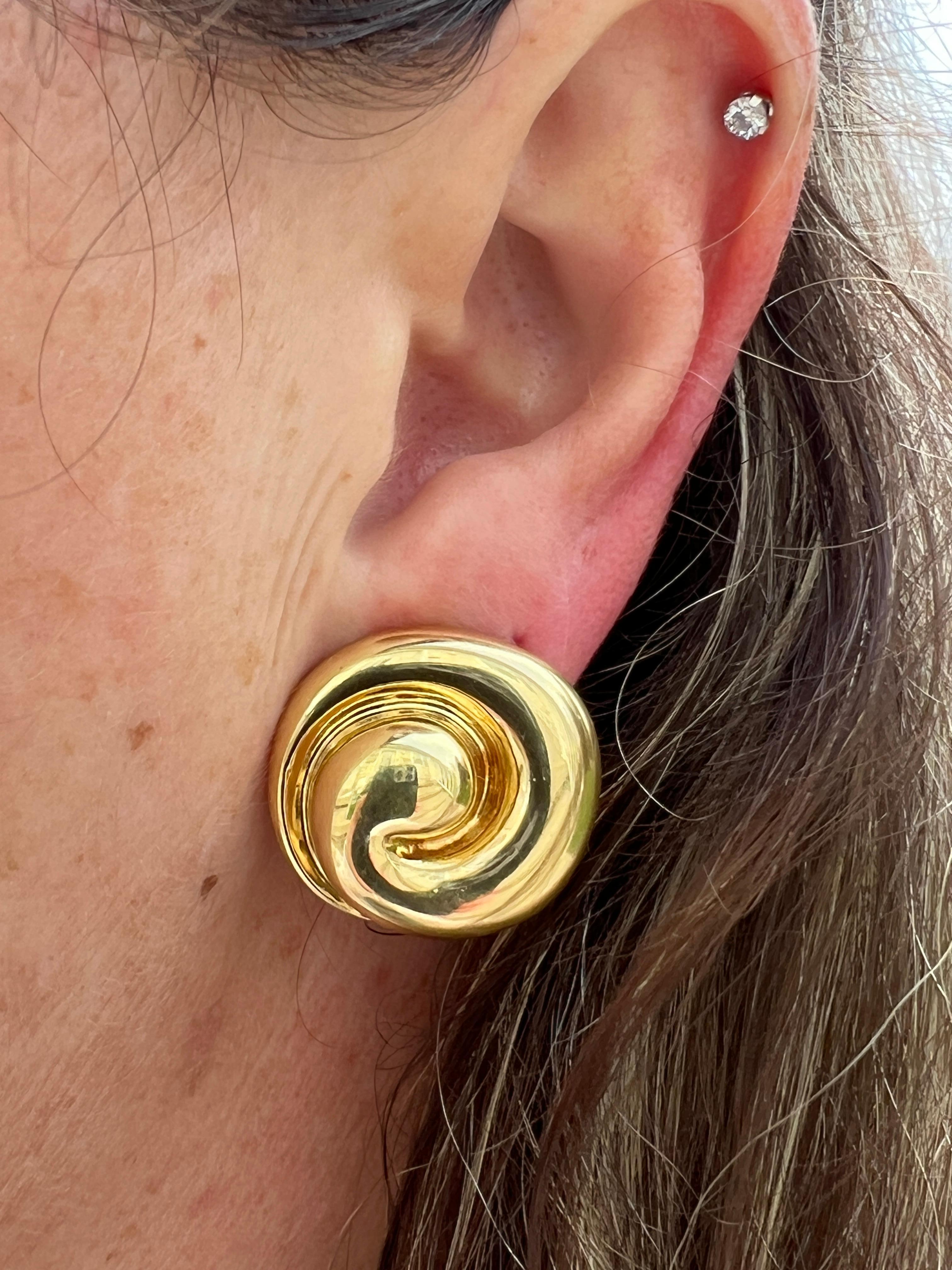 Contemporain Elizabeth Gage - Boucles d'oreilles clips en or jaune 18 carats avec tourbillons en vente