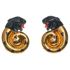 Elizabeth Gage Clips d'oreilles panthère en or 18 carats, onyx noir sculpté, corail et émail noir