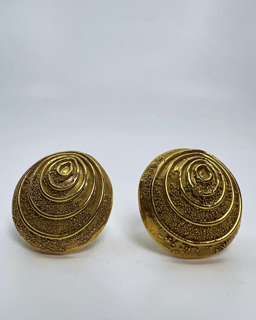 Elizabeth Gage 18K Gold Earclips In Excellent Condition For Sale In New York, NY
