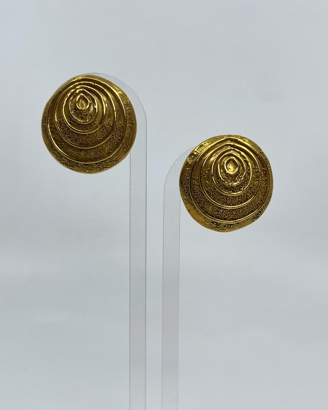 Women's or Men's Elizabeth Gage 18K Gold Earclips For Sale