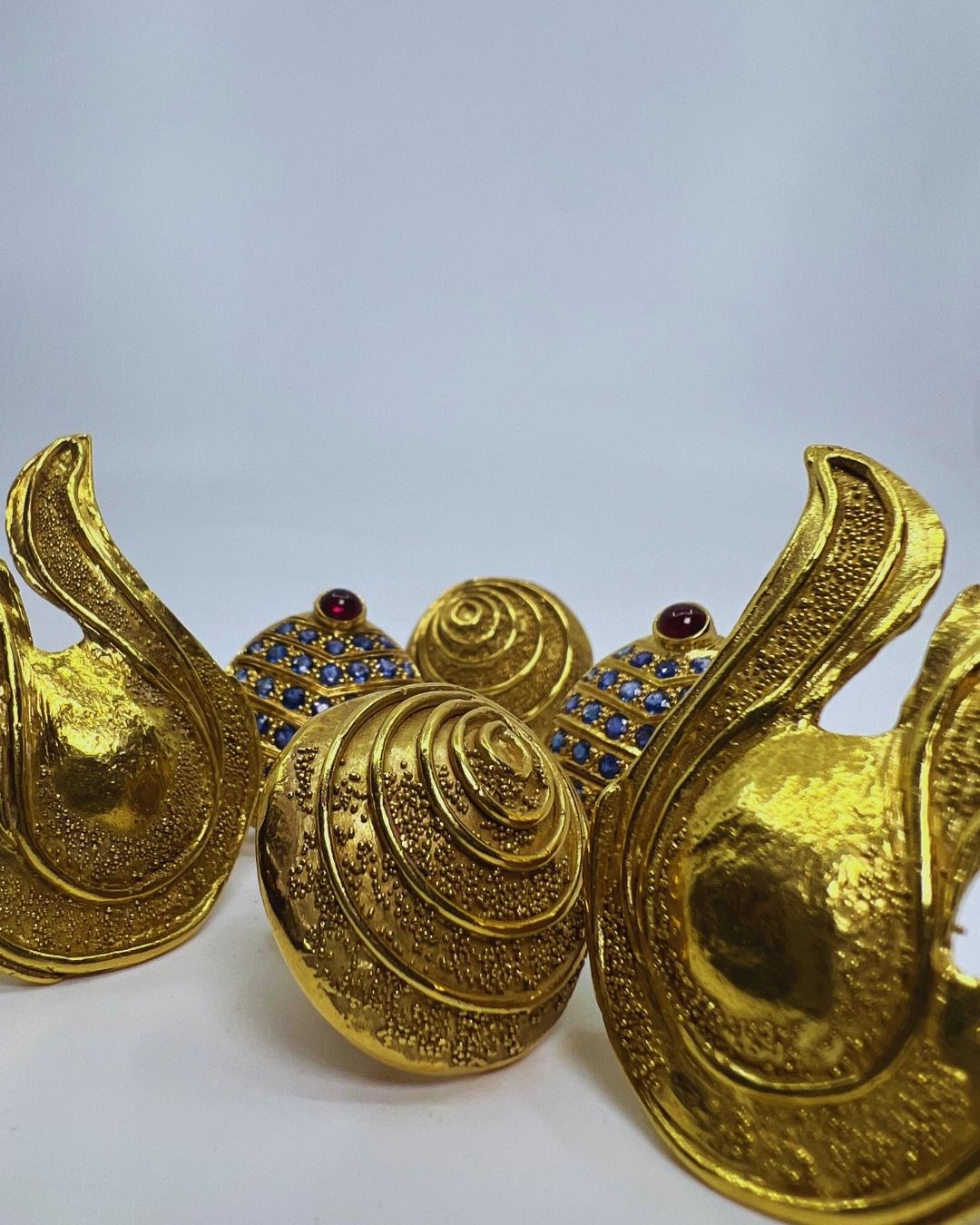 Elizabeth Gage 18K Gold Earclips For Sale 3