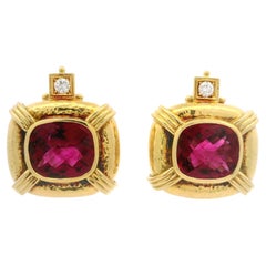 Elizabeth Gage Pendiente de clip martillado de oro de 18 quilates con diamantes y turmalina rubelita GIA