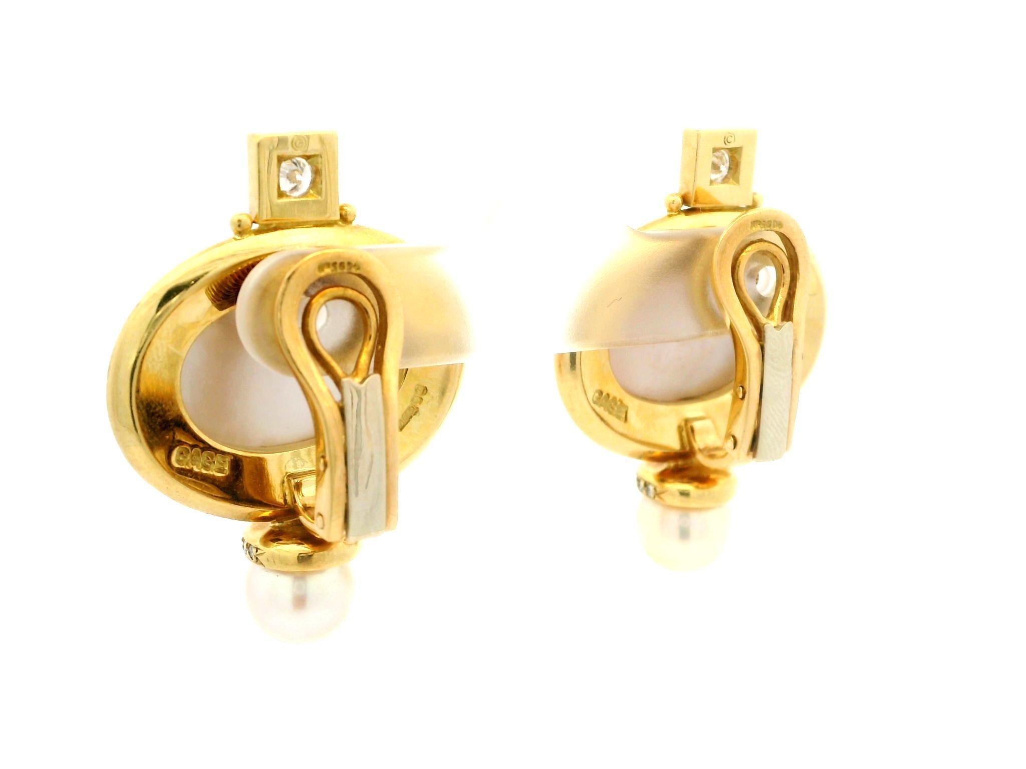 Elizabeth Gage 18k Yellow Gold Mabe Pearl & Diamond Valois Clip On Earrings In Excellent Condition In Montclair, NJ
