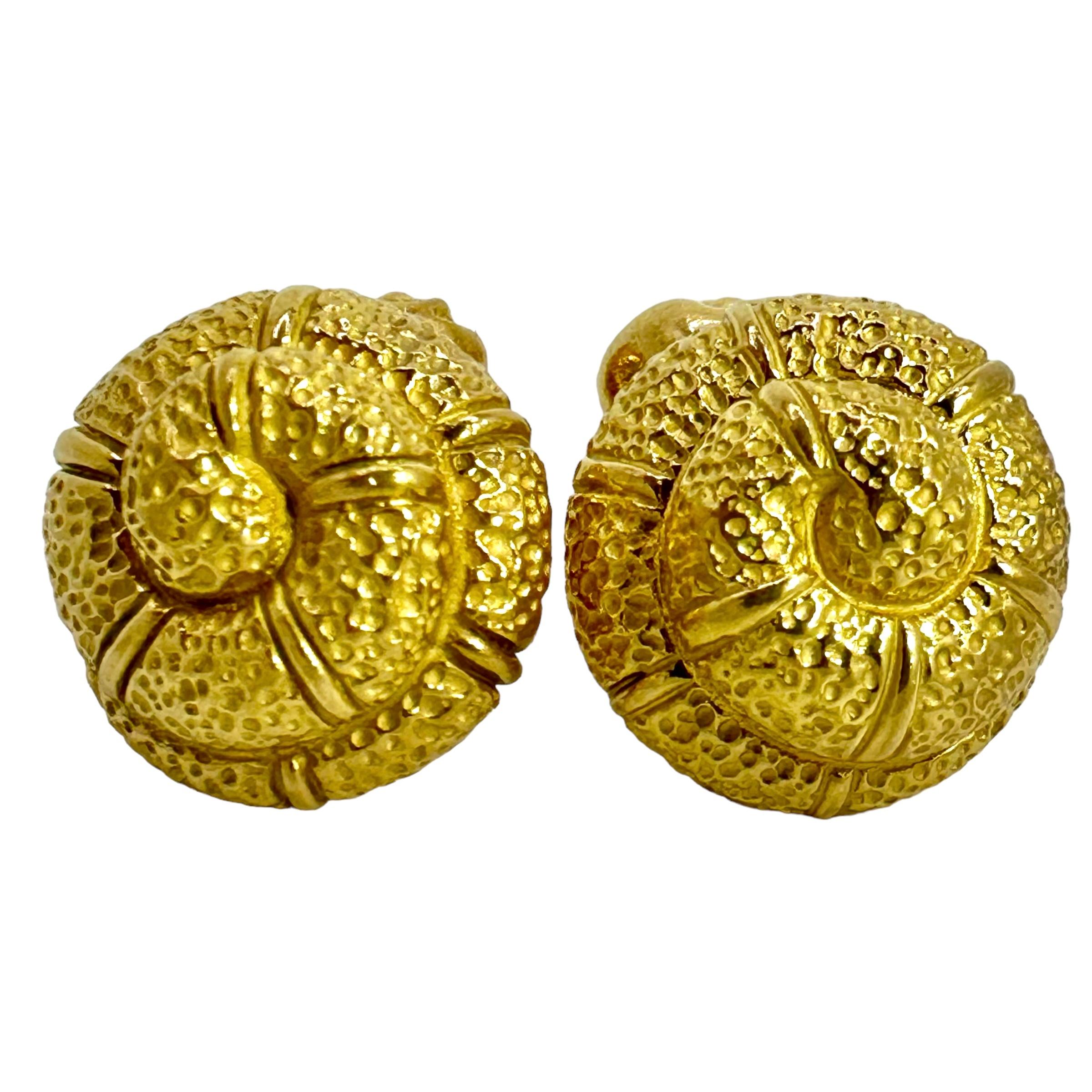Diese großformatigen Manschettenknöpfe aus 18-karätigem Gold mit maritimen Motiven der Designerin Elizabeth Gage sind eine hübsche Ergänzung für jede Herrengarderobe.  Die Manschettenknöpfe sind mit viel Liebe zum Detail gestaltet, sogar auf der