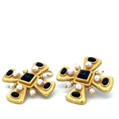 Orecchini a clip Elizabeth Gage in oro giallo 18 carati, con onice da 6,81 x 6,76 mm e perle da 4,35 x 4,21 mm