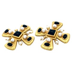 Orecchini a clip Elizabeth Gage in oro giallo 18 carati, con onice da 6,81 x 6,76 mm e perle da 4,35 x 4,21 mm