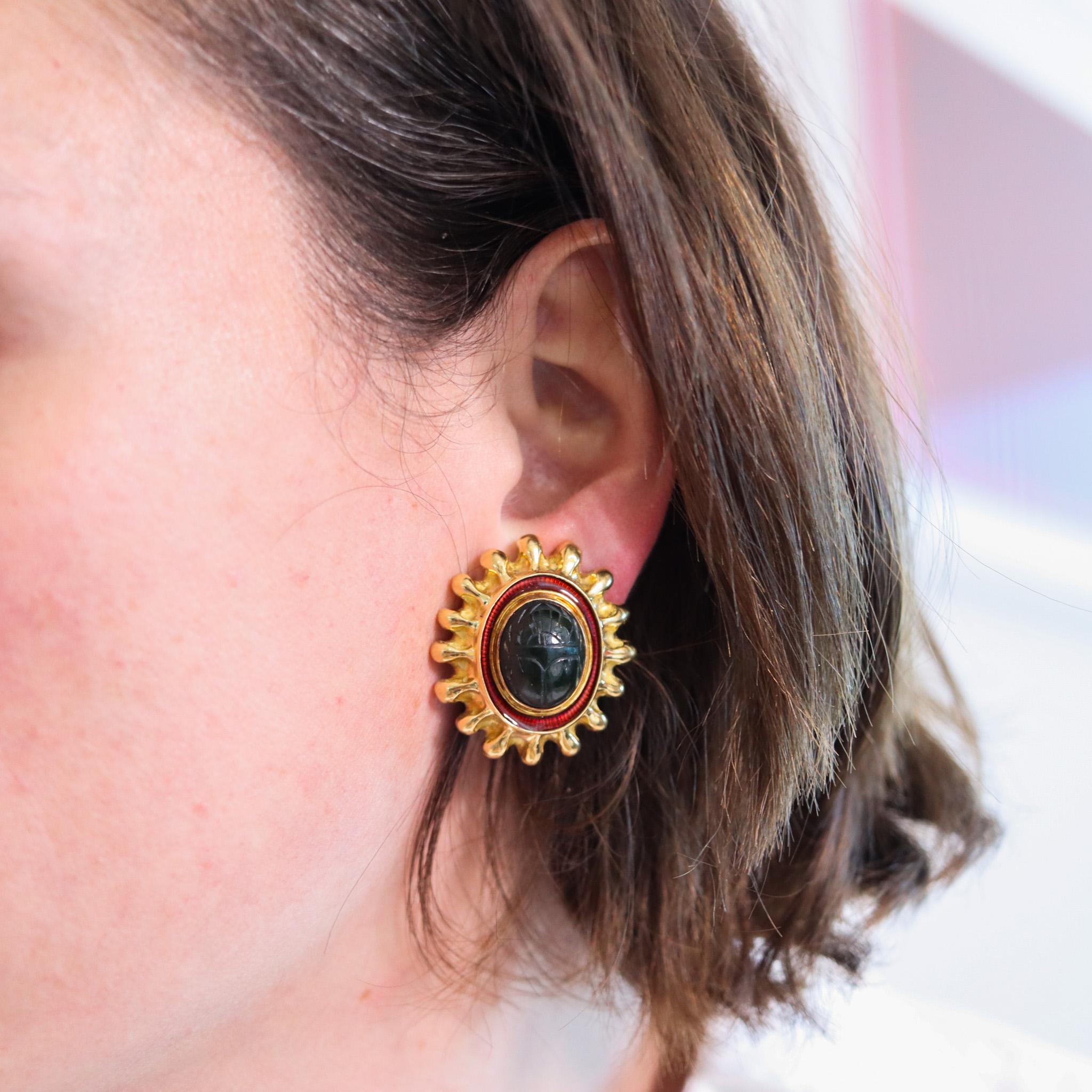 Elizabeth Gage 1989 London Emaillierte Ägyptische Clips Ohrringe 18Kt Gold mit Jade im Zustand „Hervorragend“ im Angebot in Miami, FL