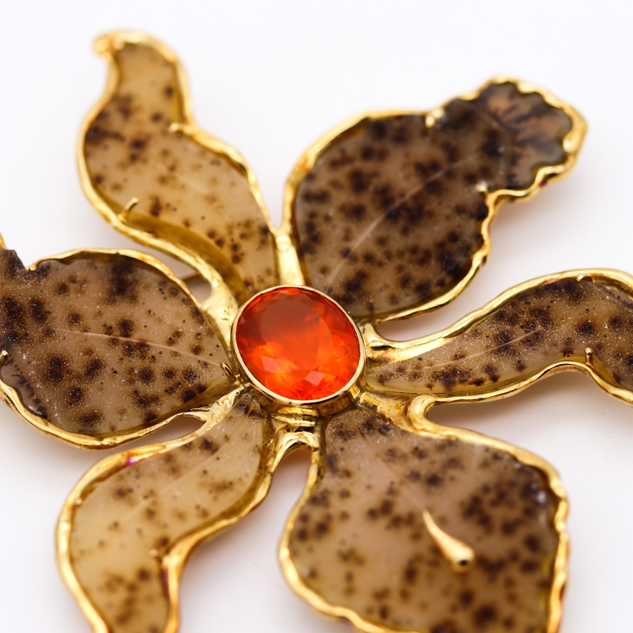 Moderniste Broche pendentif Elizabeth Gage London Orchid Agate en or 18 carats avec opale de feu 1994 en vente