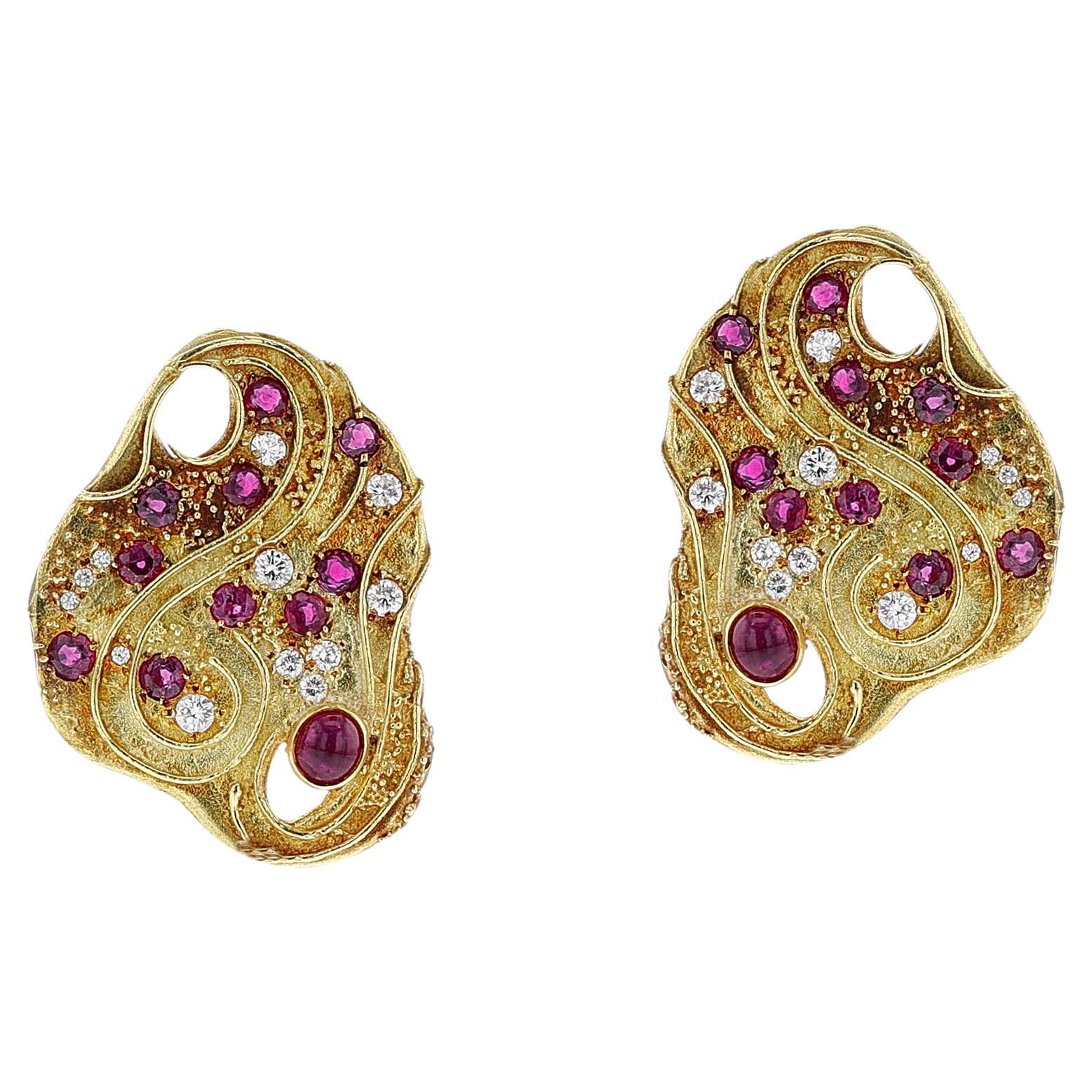 Elizabeth Gage, boucles d'oreilles abstraites en rubis et diamants, 18 carats