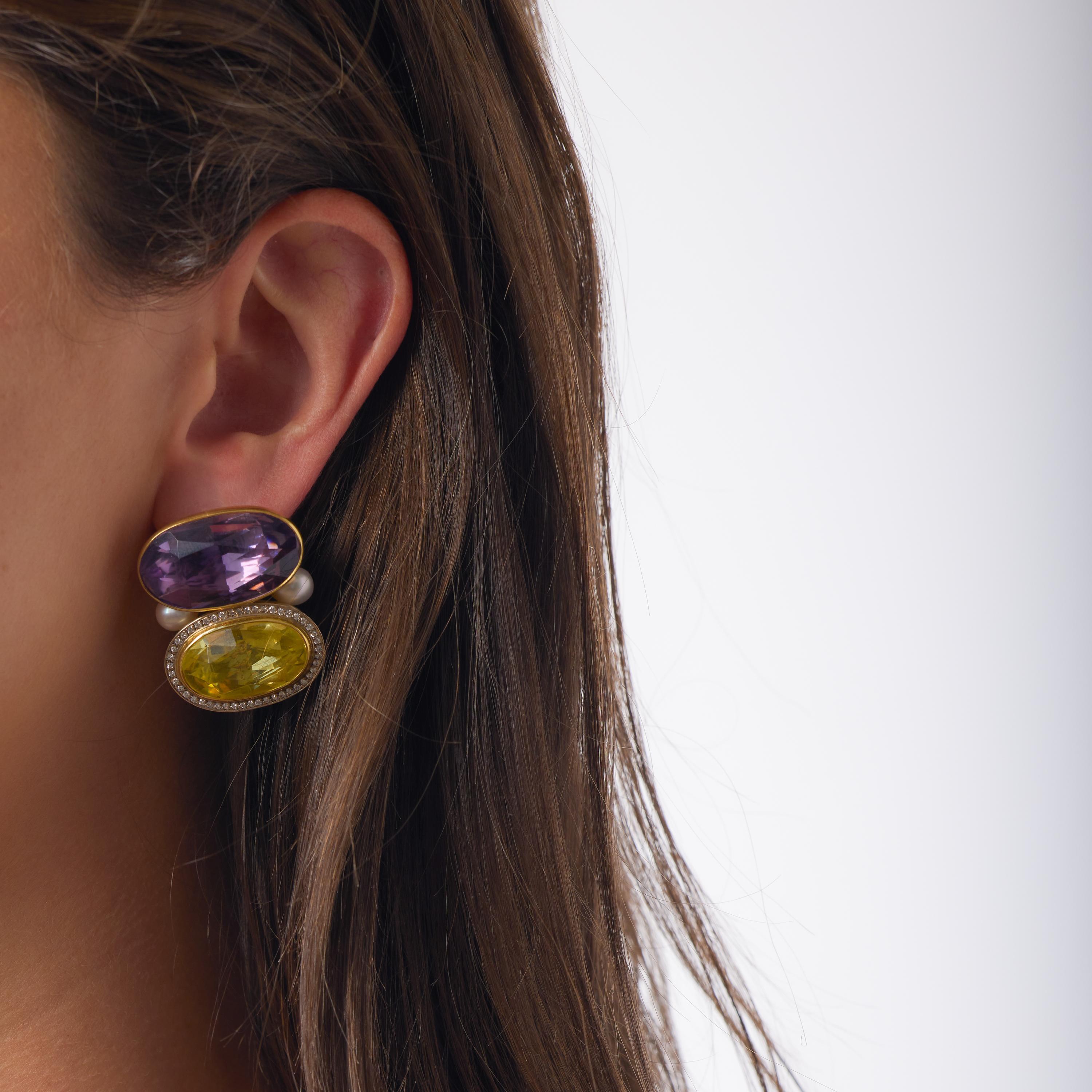 Questi magnifici orecchini da cocktail vintage di Elizabeth Gage esemplificano l'iconica maestria della stilista in fatto di colori, texture e composizione regale. Al centro di ogni orecchino si trova un'ametista audace e riccamente colorata - che