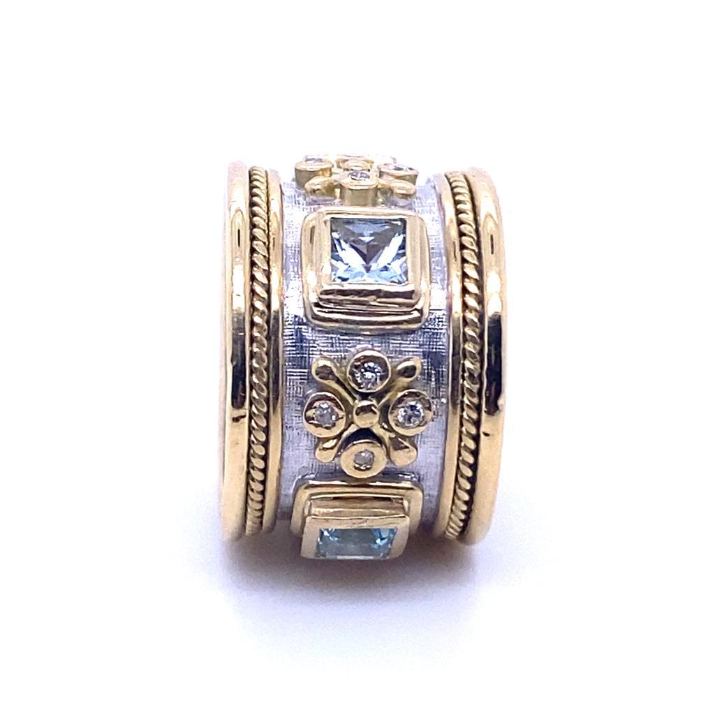Anillo templario de oro amarillo y blanco de 18 quilates con aguamarina y diamantes de Elizabeth Gage, hacia 1990.

Este anillo templario de estilo bizantino está diseñado con cuatro aguamarinas de talla francesa alternadas con grupos de cuatro