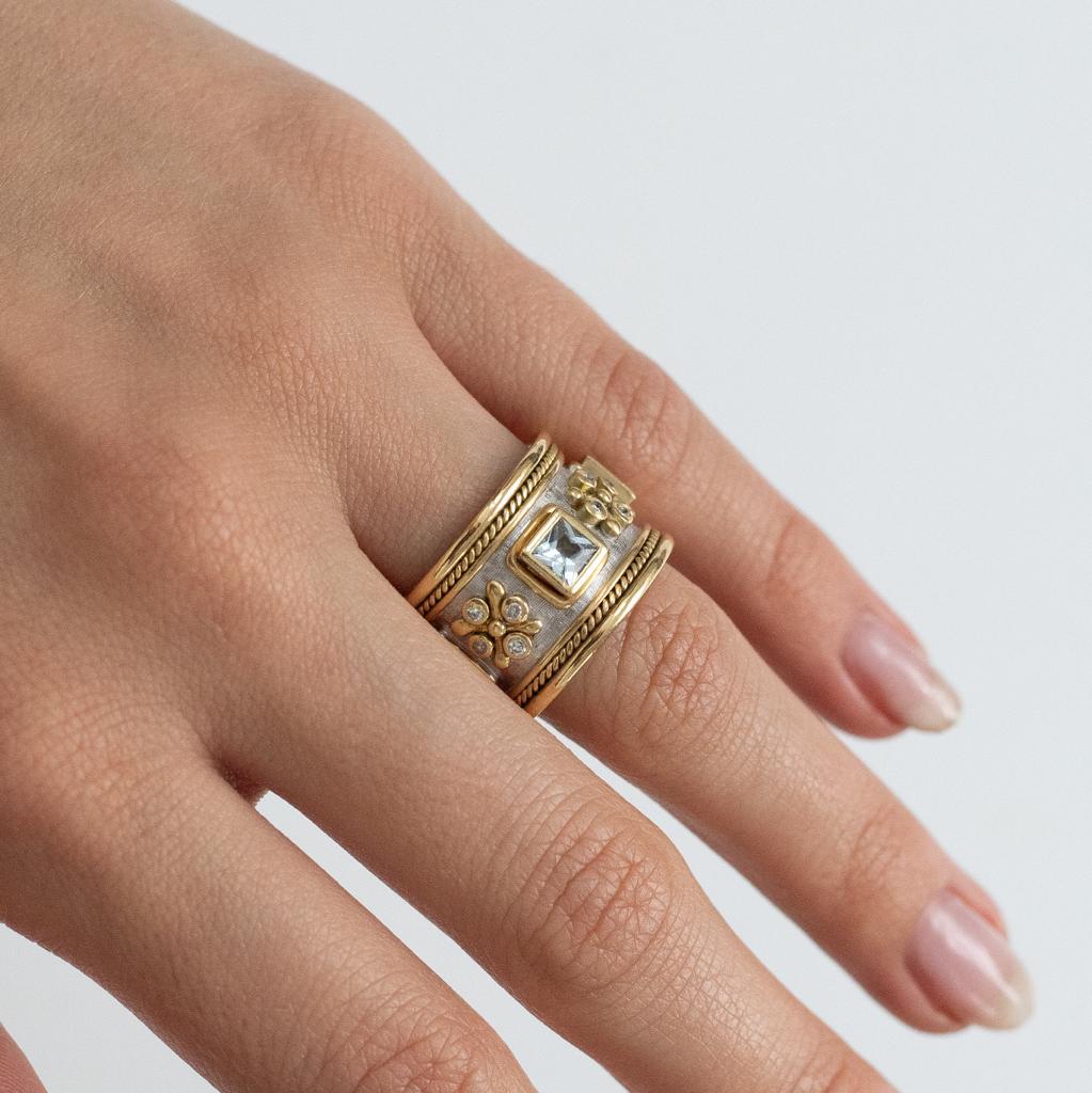 Elizabeth Gage Anillo templario de oro amarillo de 18 quilates con aguamarina y diamantes circa 1990 Corte francés
