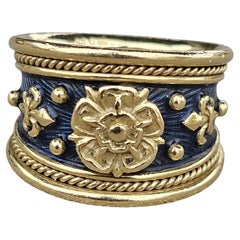 Elizabeth Gage Anello a fascia con smalto blu Tudor Rose in oro giallo 18k e scatola misura 7,5