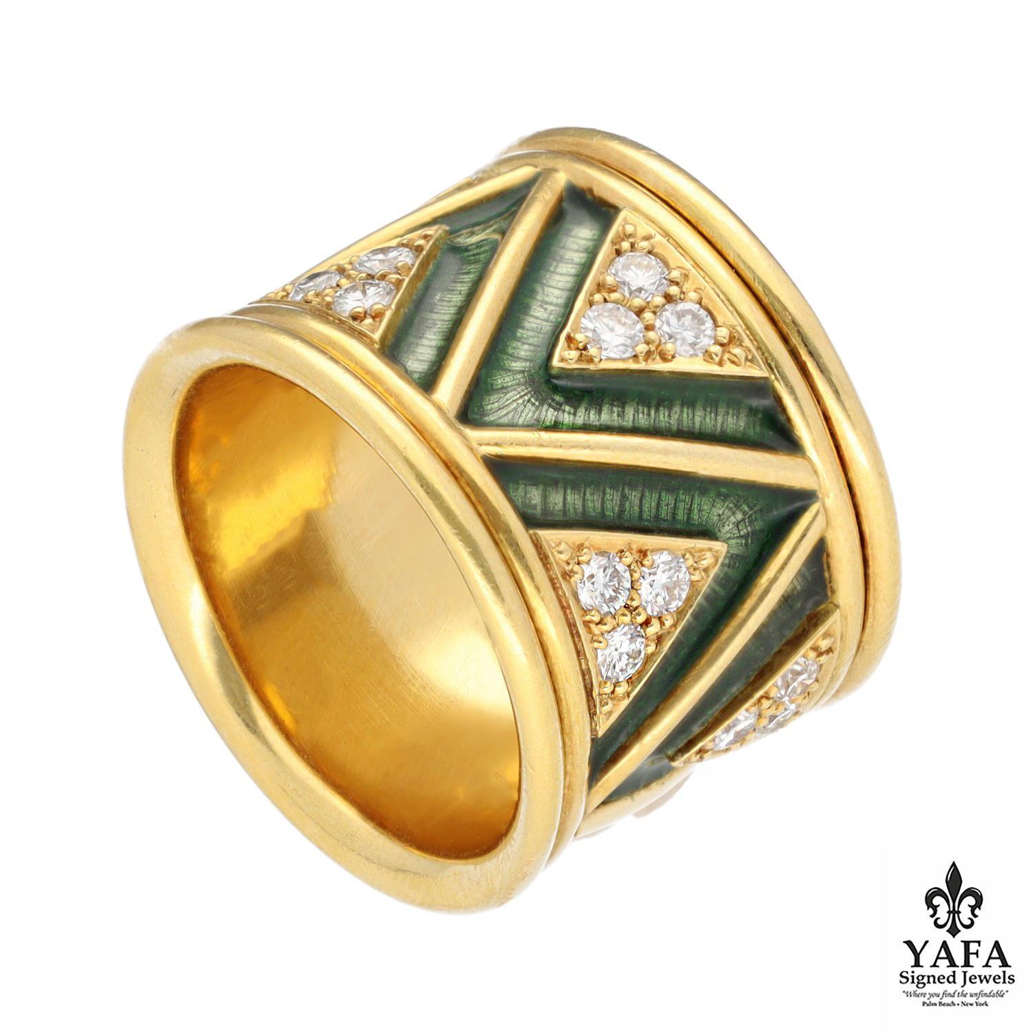 Anello Templare in oro giallo 18 carati, un vero simbolo di Eleganza e Sofisticatezza. Questo straordinario anello è impreziosito da motivi Chevron in smalto verde e diamanti che aggiungono un'esplosione di colore e luce a questo design. La