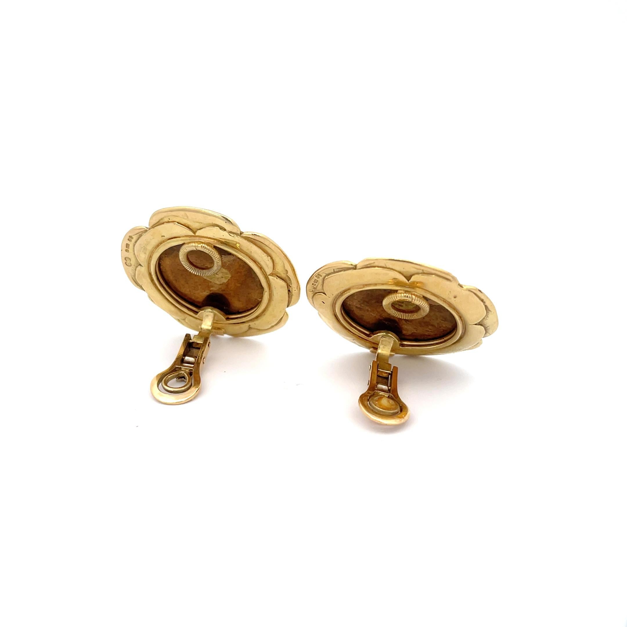Elizabeth Gage Emaille-Ohrringe mit Clipverschluss aus 18 Karat Gelbgold. Die Ohrringe sind mit einem Blumenmotiv aus Emaille verziert. 
Durchmesser 1 3/8