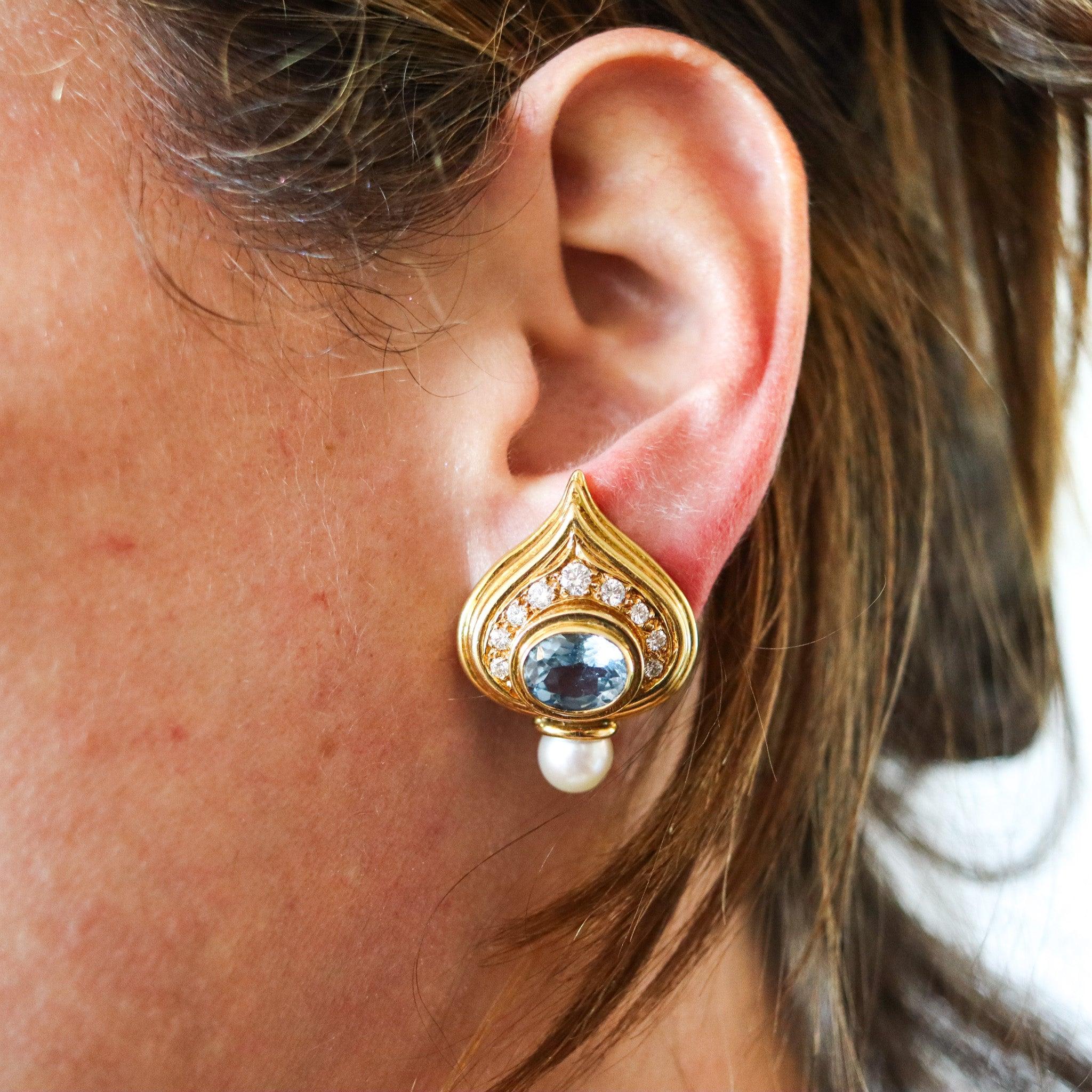 Par escultural de pendientes de pinza diseñados por Elizabeth Gage.

Este precioso par de pendientes de clip fue creado en Londres, Inglaterra, por la diseñadora de joyas Elizabeth Gage, en 1985. Estos coloridos pendientes se han elaborado en oro