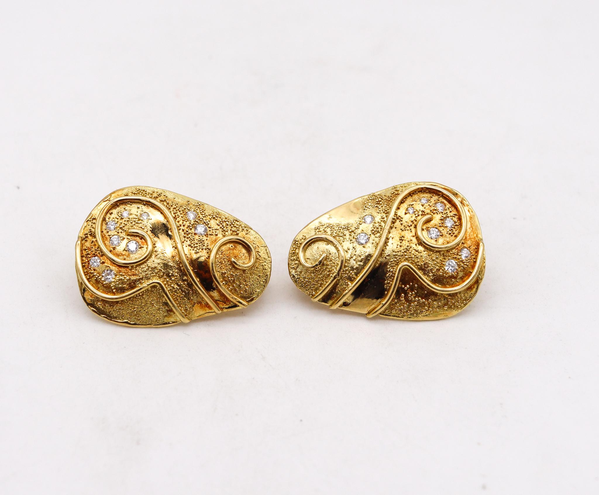 Elizabeth Gage England Naive skulpturale Clip-Ohrringe aus 18 Karat Gold und Diamanten (Moderne) im Angebot
