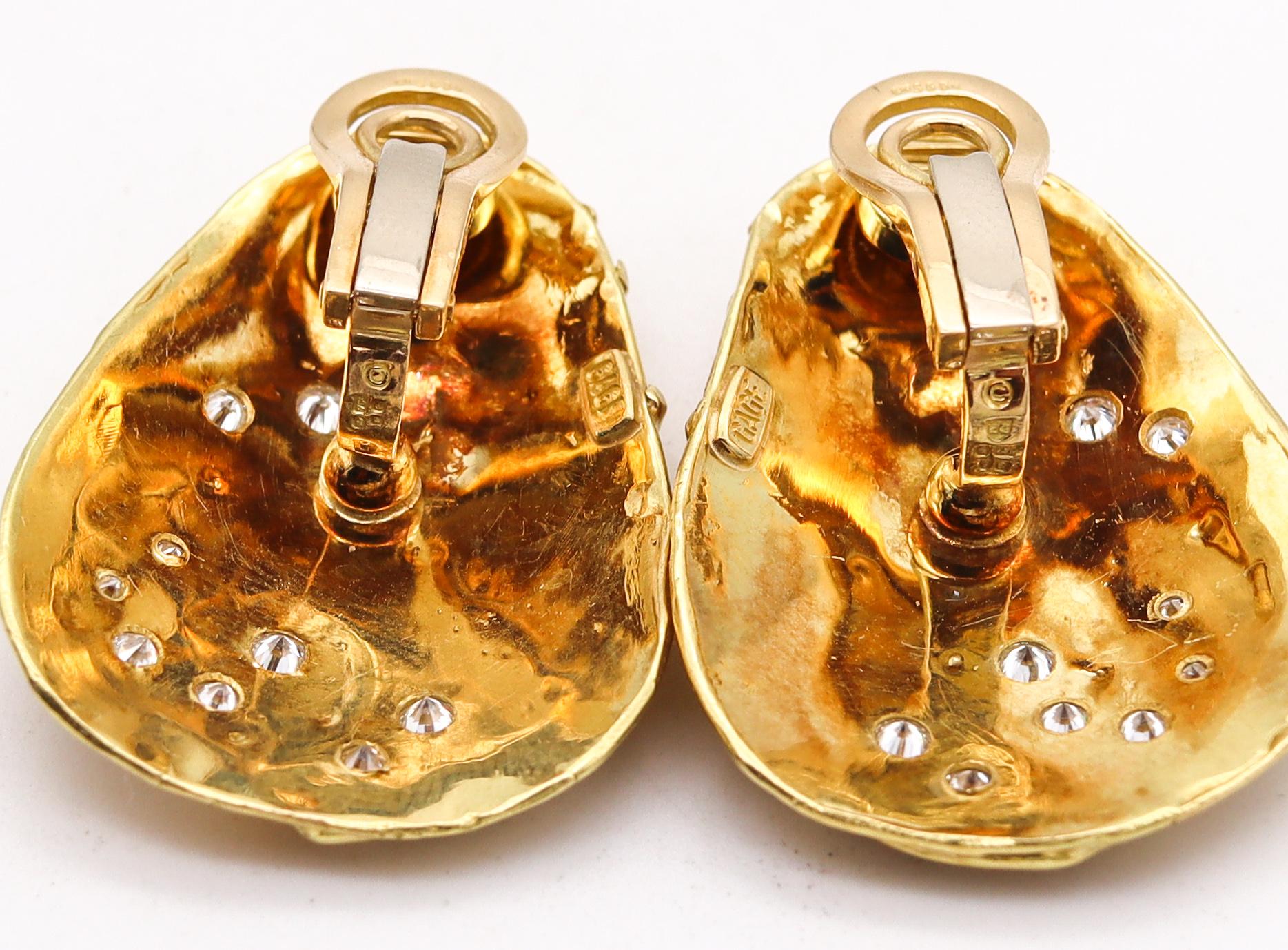 Elizabeth Gage England Naive skulpturale Clip-Ohrringe aus 18 Karat Gold und Diamanten (Brillantschliff) im Angebot