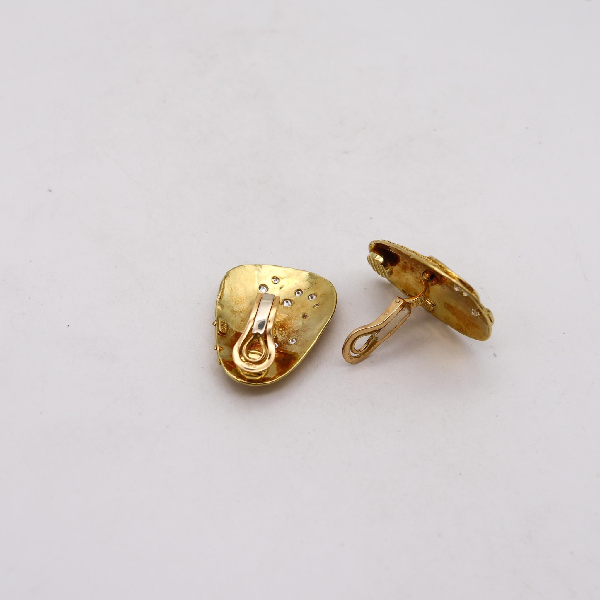 Elizabeth Gage Angleterre Clips d'oreilles sculpturaux naïfs en or 18 carats et diamants Excellent état - En vente à Miami, FL