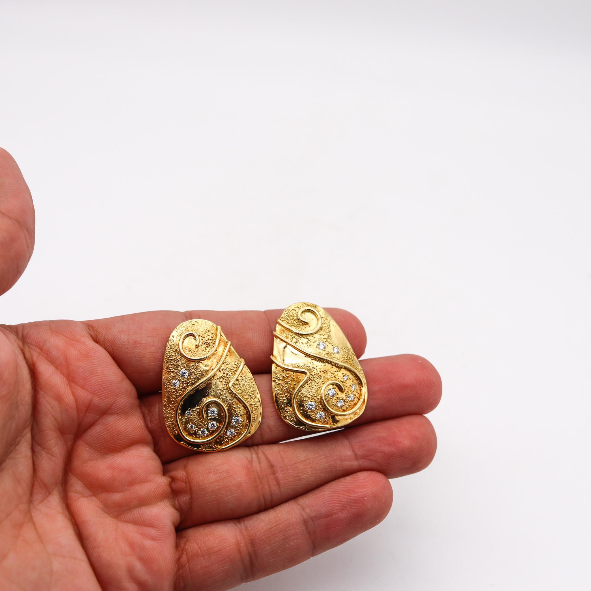 Elizabeth Gage Angleterre Clips d'oreilles sculpturaux naïfs en or 18 carats et diamants Pour femmes en vente