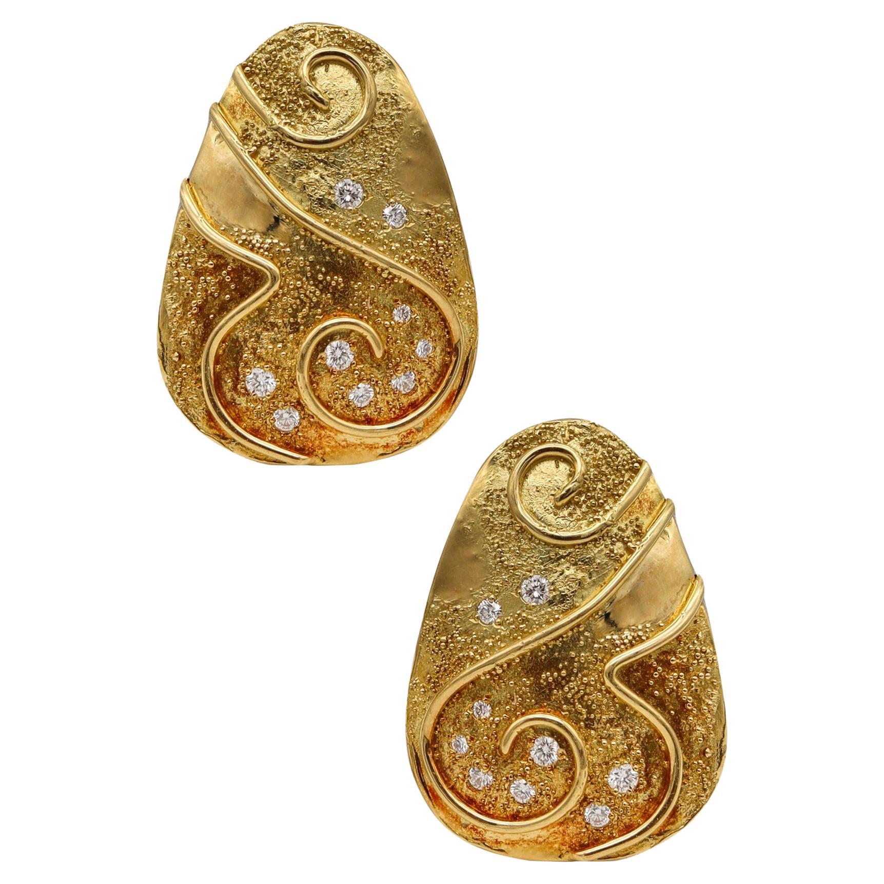 Elizabeth Gage England Naive skulpturale Clip-Ohrringe aus 18 Karat Gold und Diamanten im Angebot