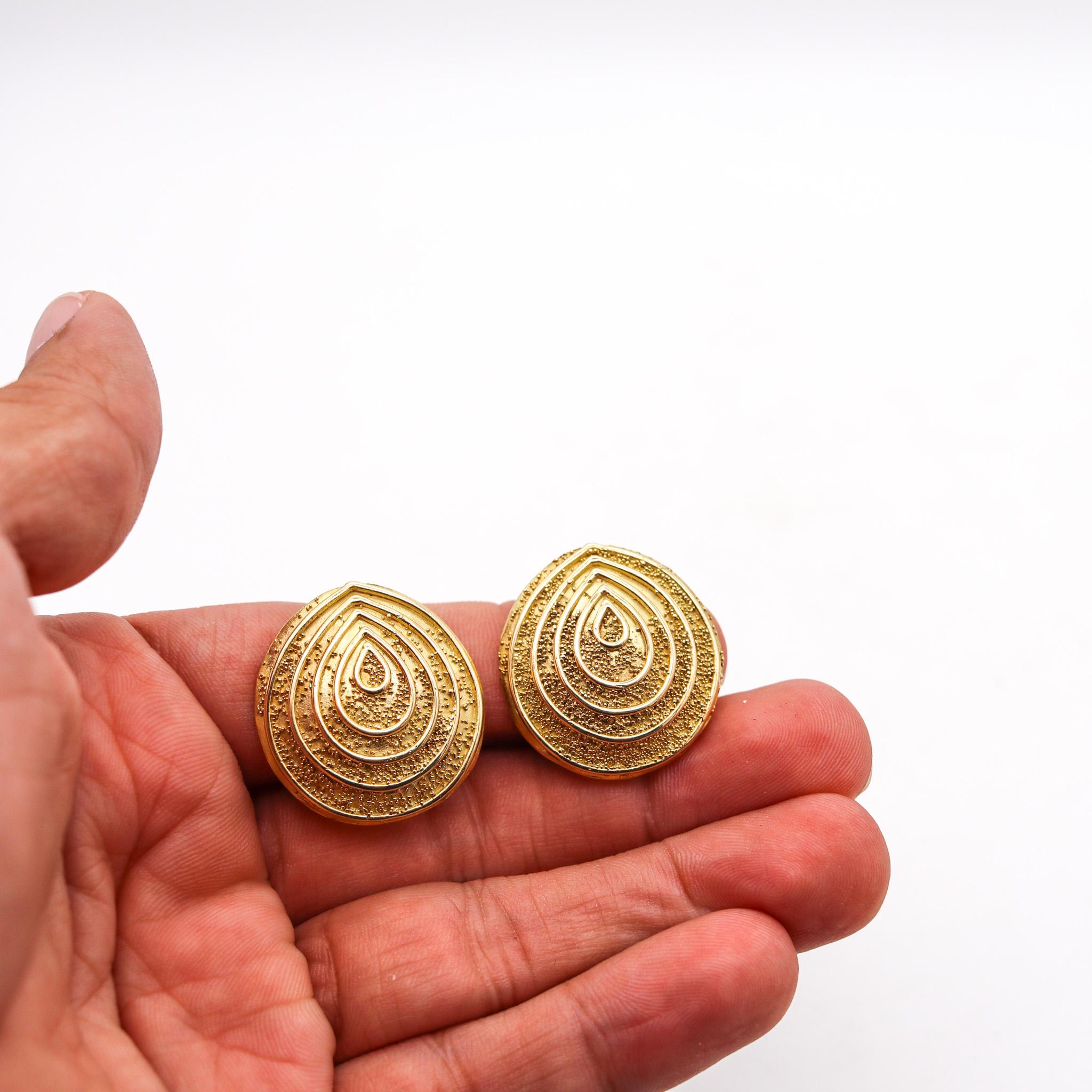 Elizabeth Gage - Boucles d'oreilles à clip sculpturales en or jaune 18 carats texturé Pour femmes en vente