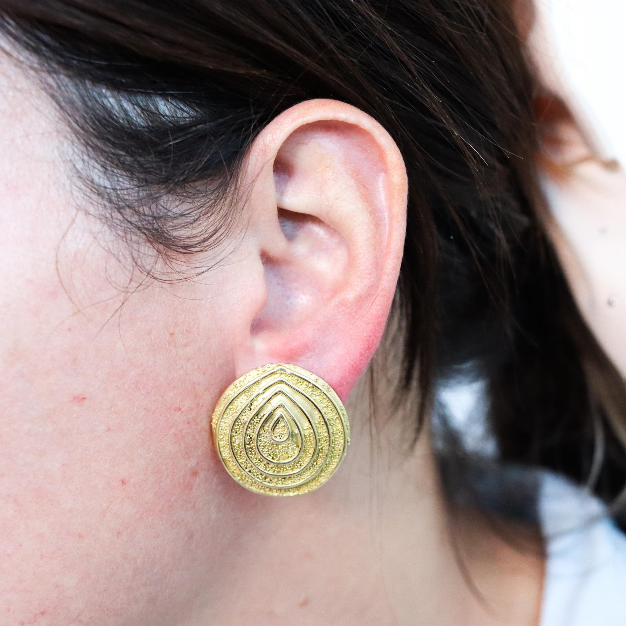 Elizabeth Gage - Boucles d'oreilles à clip sculpturales en or jaune 18 carats texturé en vente 1