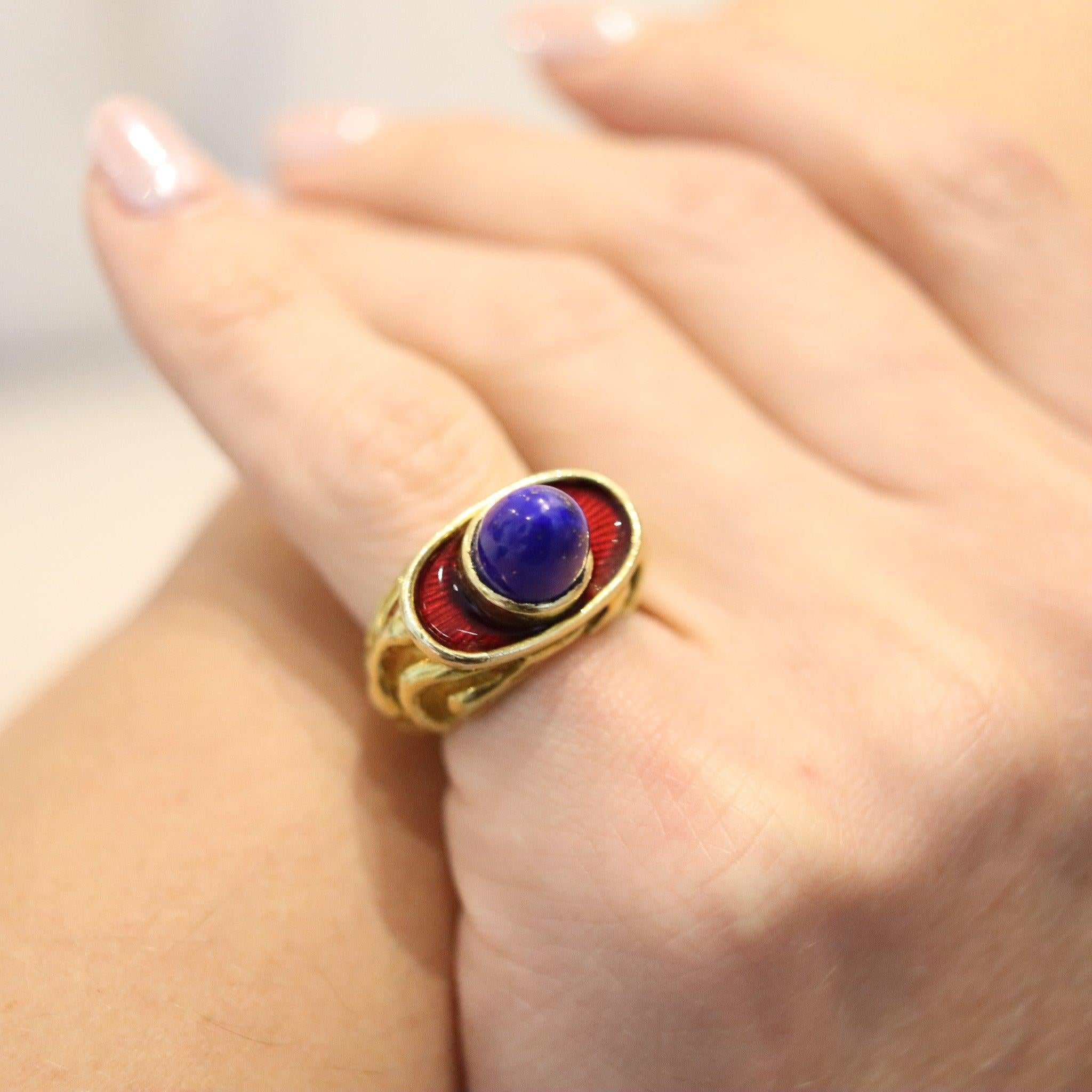 Anello da cocktail scultoreo disegnato da Elizabeth Gage.

Si tratta di un bellissimo anello da cocktail scultoreo creato a Londra in Inghilterra dalla designer di gioielli Elizabeth Gage nel 1990. L'anello colorato è stato realizzato con motivi
