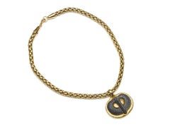 Colgante martillado Elizabeth Gage, Collar