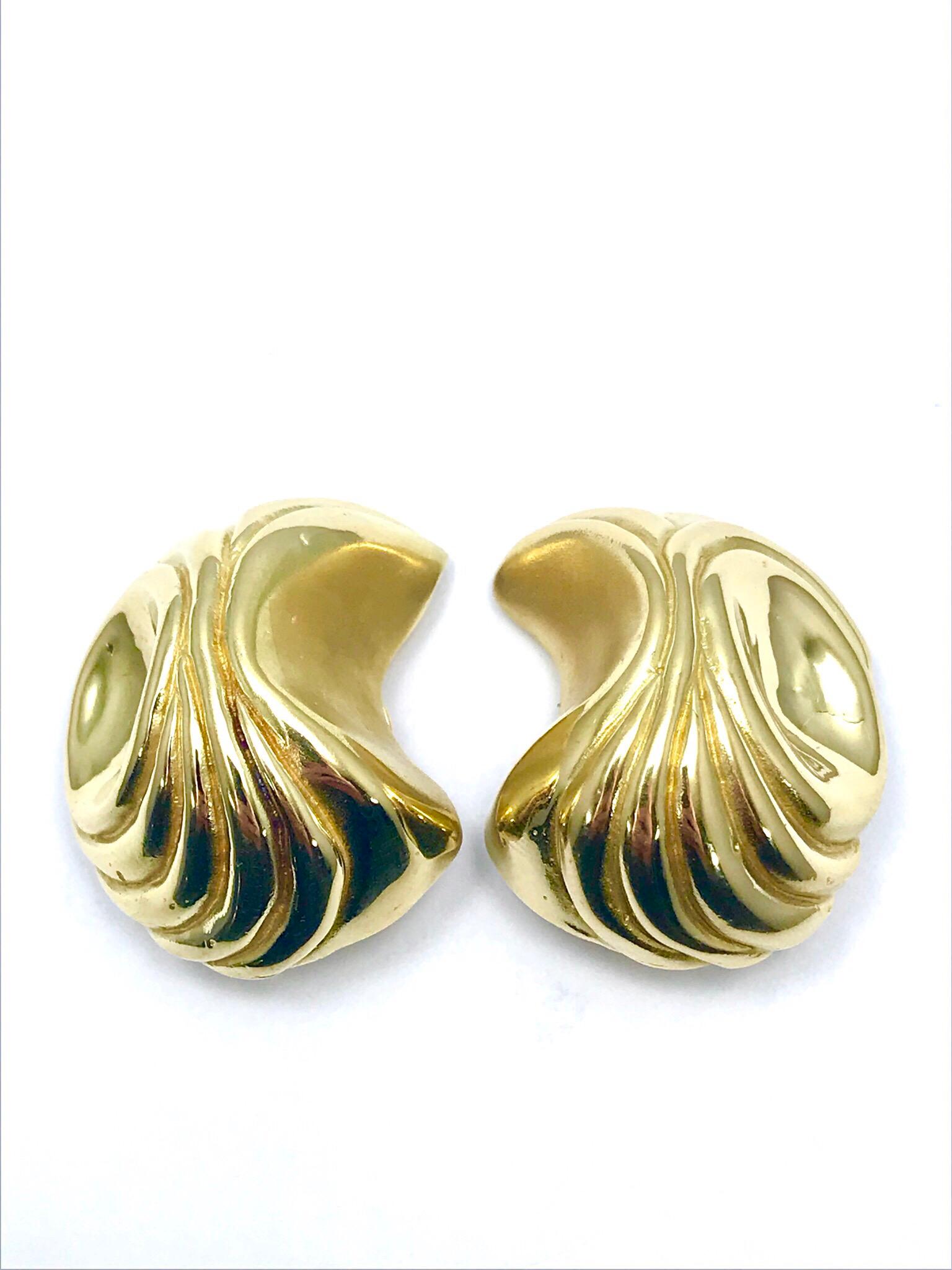 This is a fabulous pair of Elizabeth Gage handcrafted 18 Karat yellow gold clip-on earrings.  These earrings are designed as a geometric retro style dome, featuring a spring loaded clip back for comfort and ease.  This is a great pair of earrings