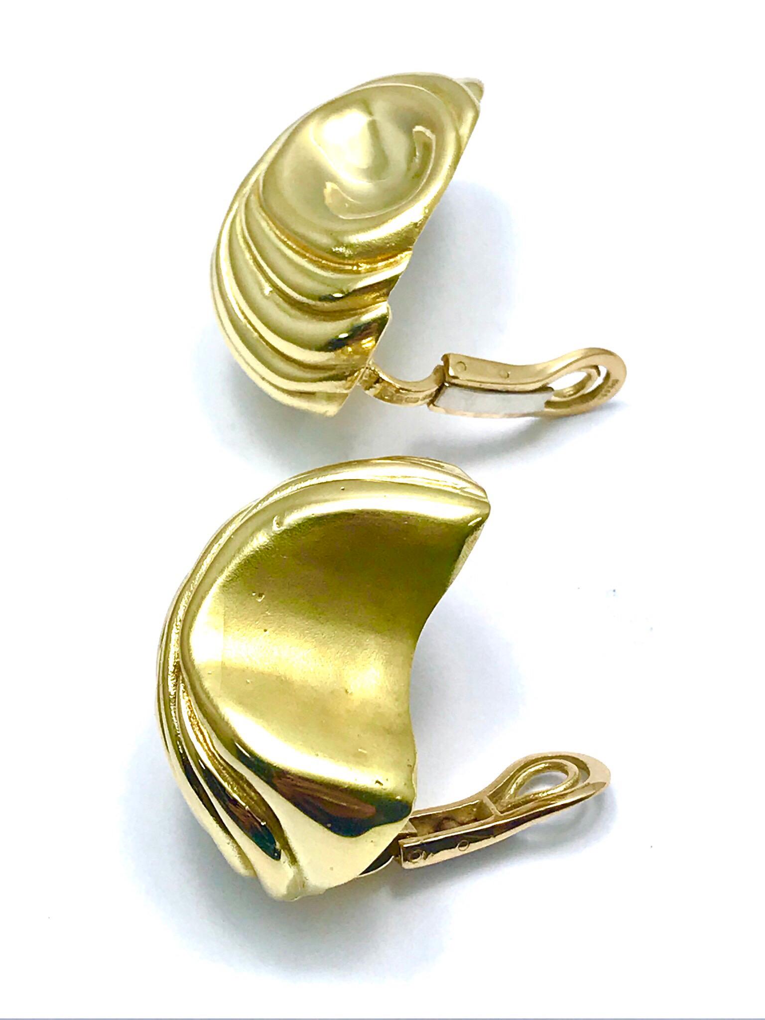Women's or Men's Elizabeth Gage Handcrafted 18 Karat Yellow Gold Domed Retro Design Clip Earrings