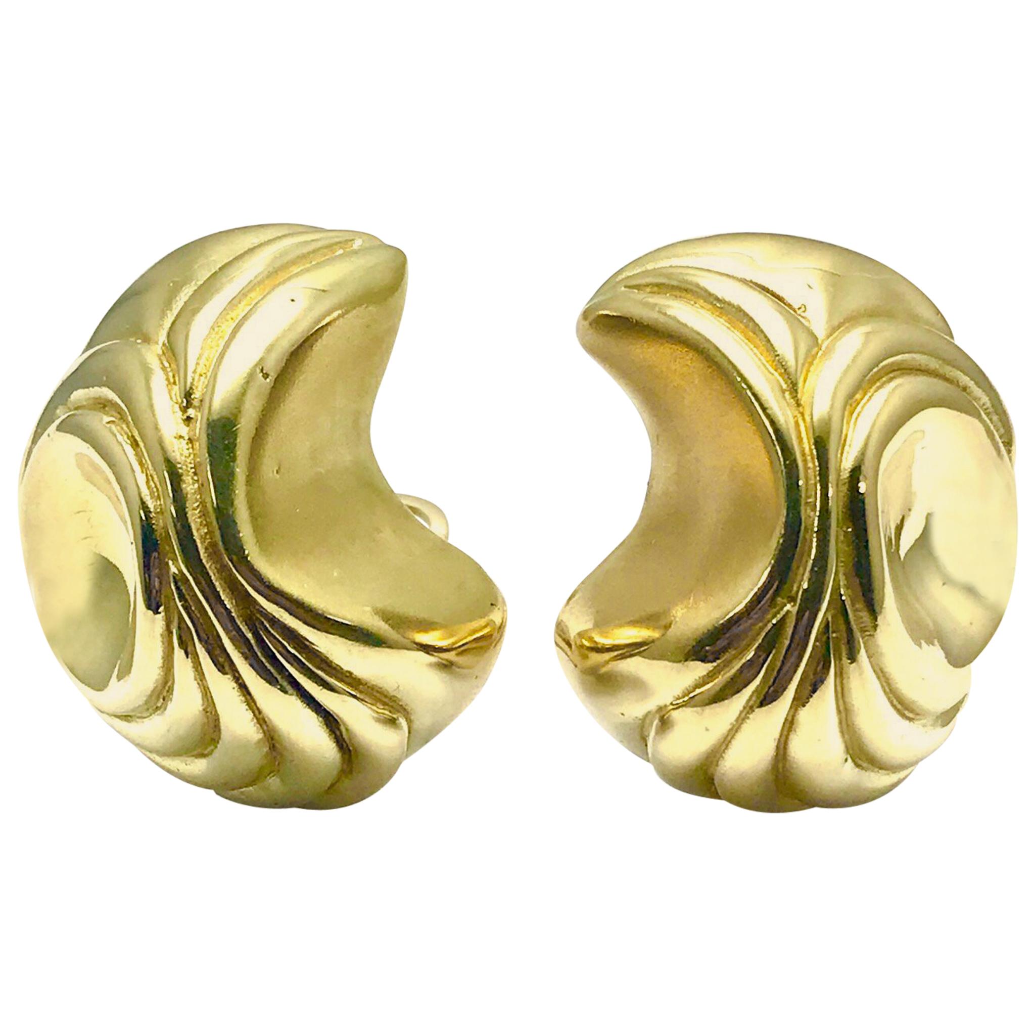 Elizabeth Gage Handcrafted 18 Karat Yellow Gold Domed Retro Design Clip Earrings