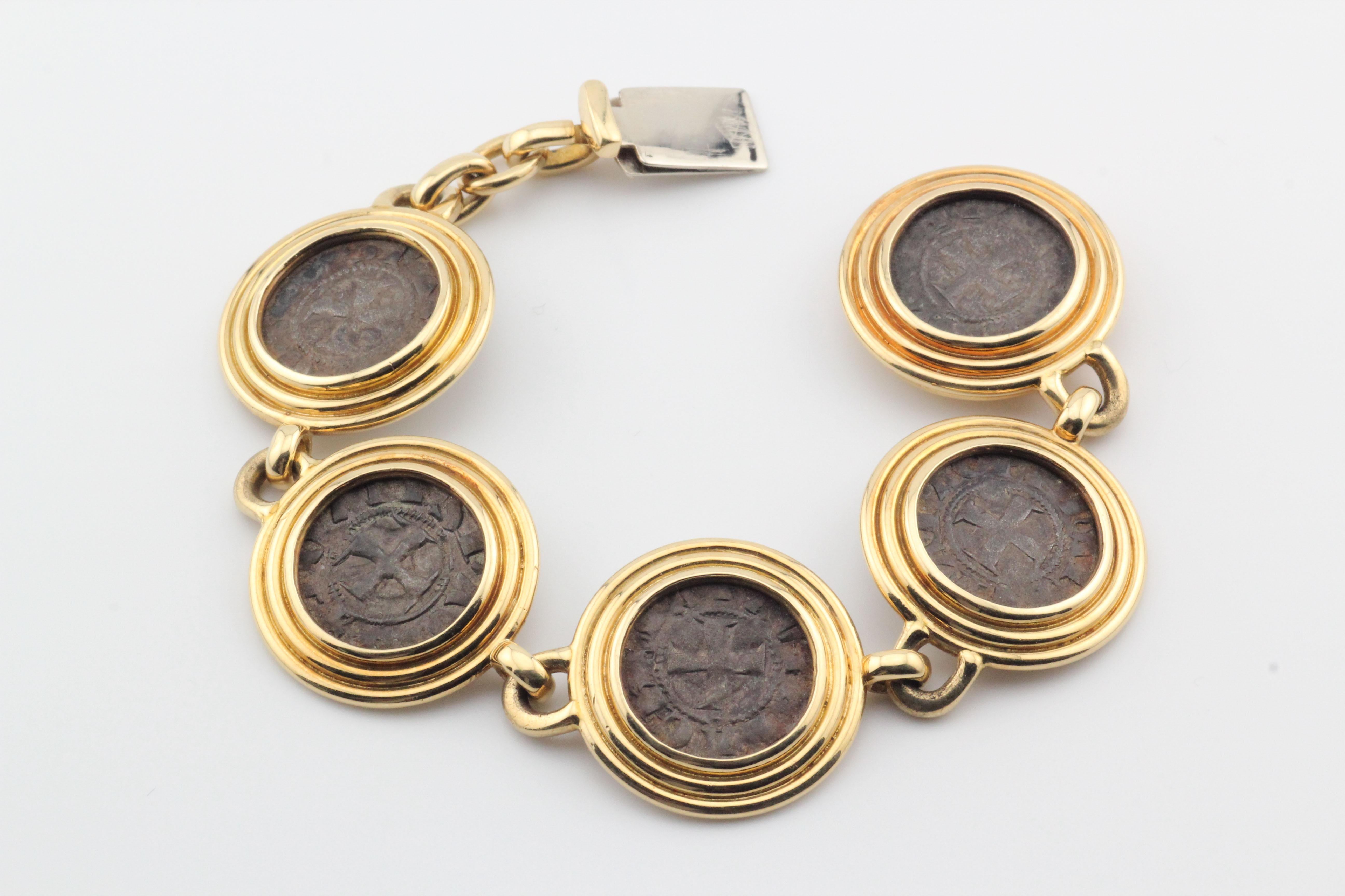 Elizabeth Gage Bracelet à maillons en or jaune 18 carats avec pièce médiévale Unisexe en vente