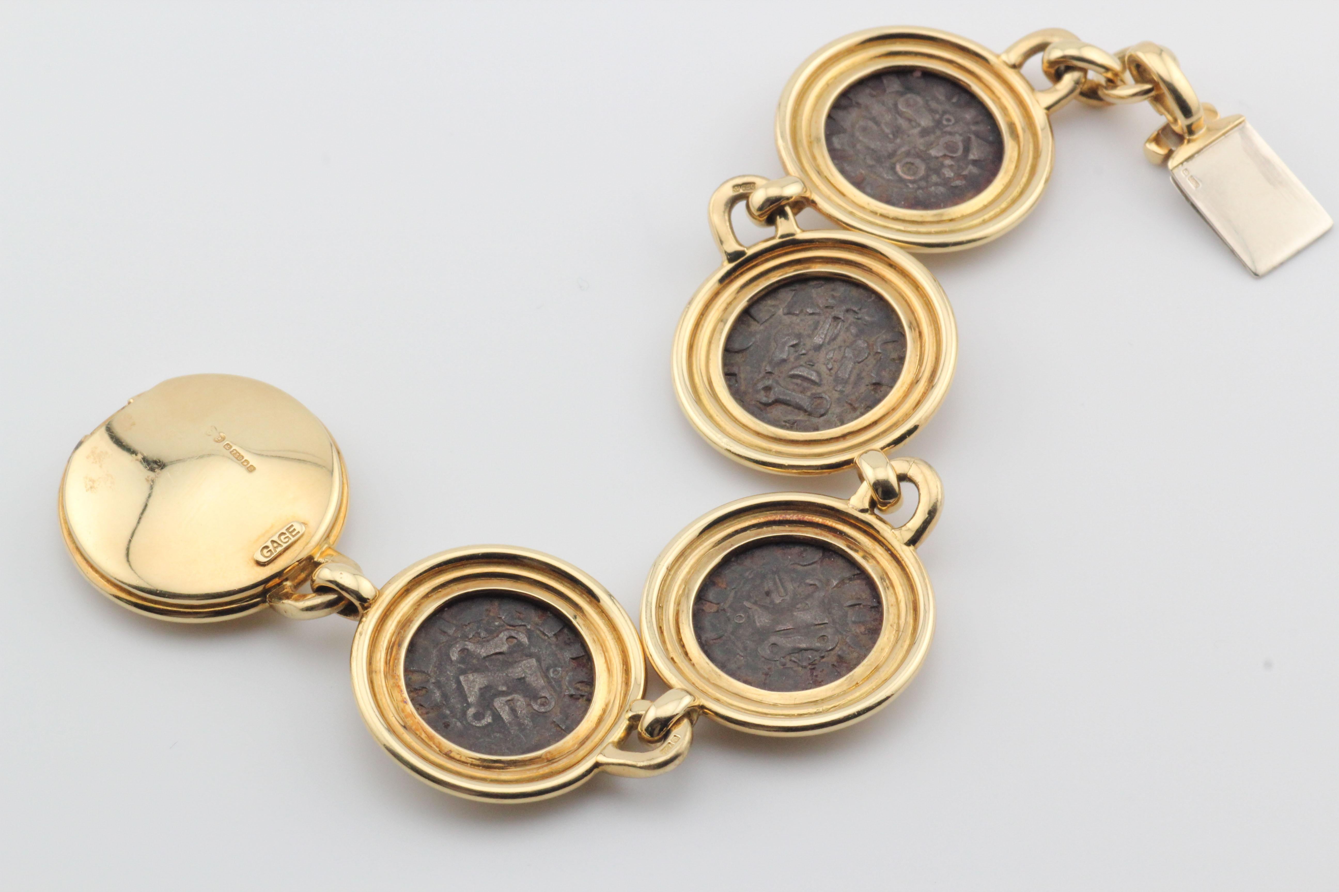 Elizabeth Gage Bracelet à maillons en or jaune 18 carats avec pièce médiévale en vente 1