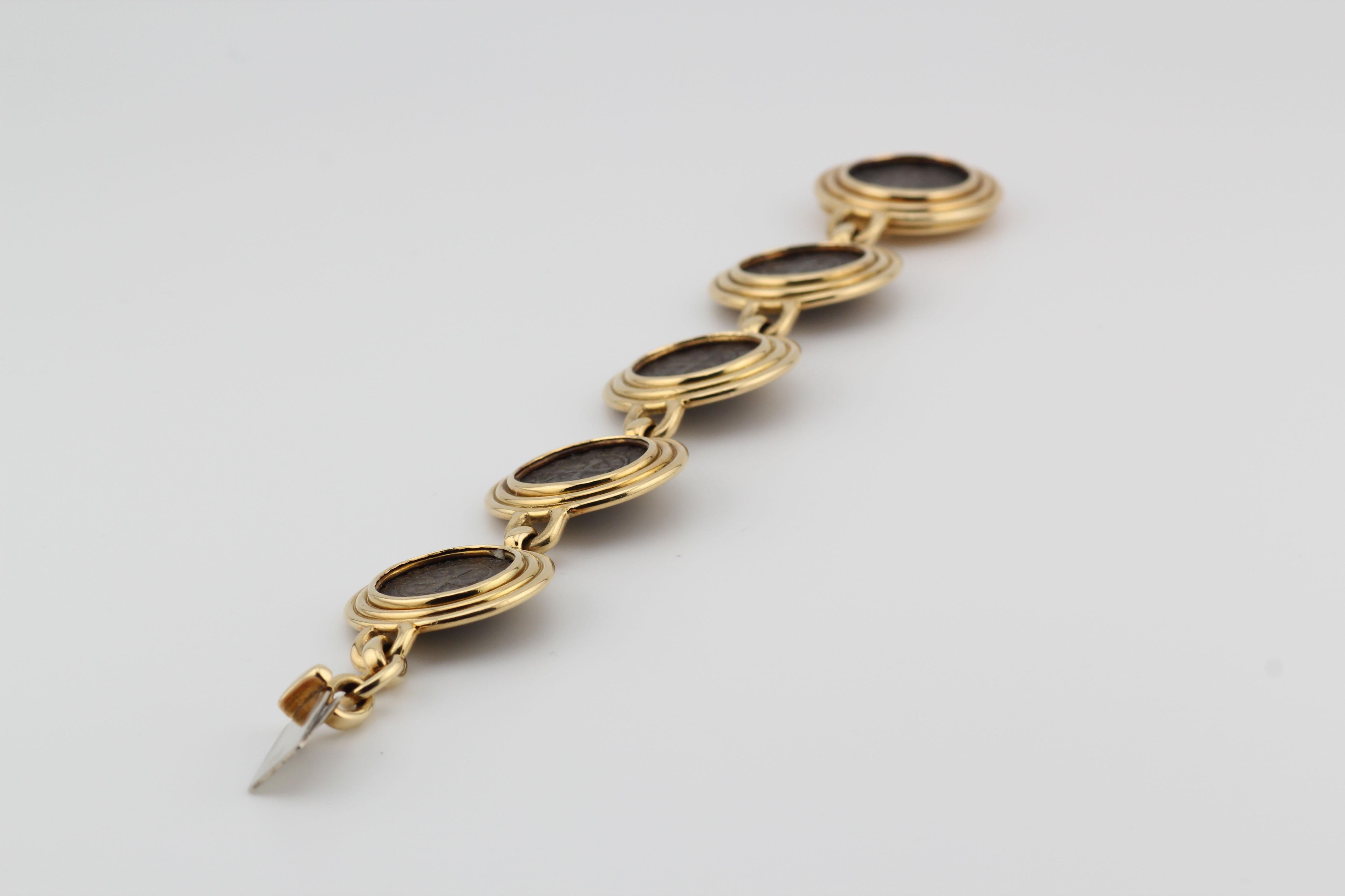 Elizabeth Gage Bracelet à maillons en or jaune 18 carats avec pièce médiévale en vente 5