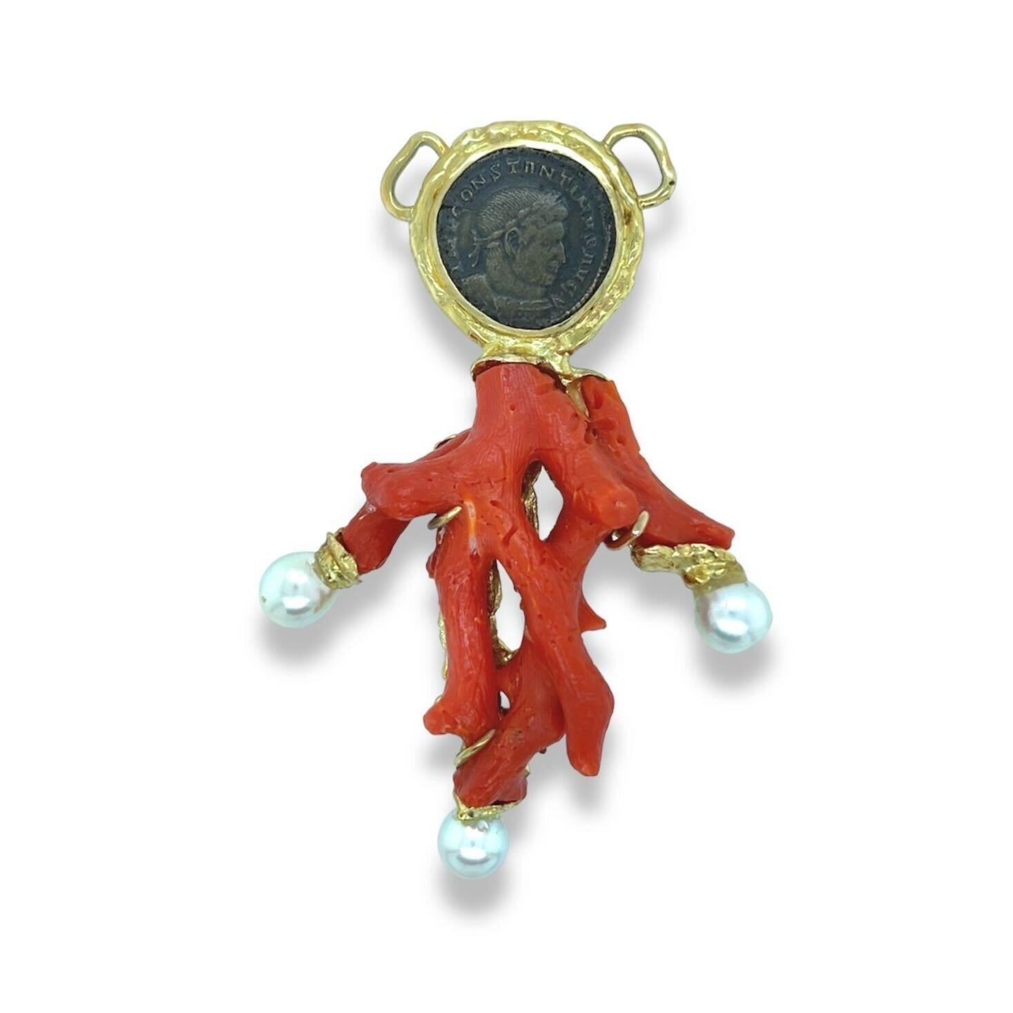 Ein Collier aus 18 Karat Gelbgold, antiken Münzen, Korallen und Perlen, Elizabeth Gage, CIRCA 1994.  Eine Kette aus länglichen Ovalen mit tiefem Rollendekor, die sich mit kreisförmigen Gliedern abwechseln, an denen ein abnehmbarer Anhänger hängt,