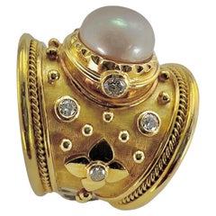 Anello in oro giallo con diamanti e perle di Elizabeth Gage