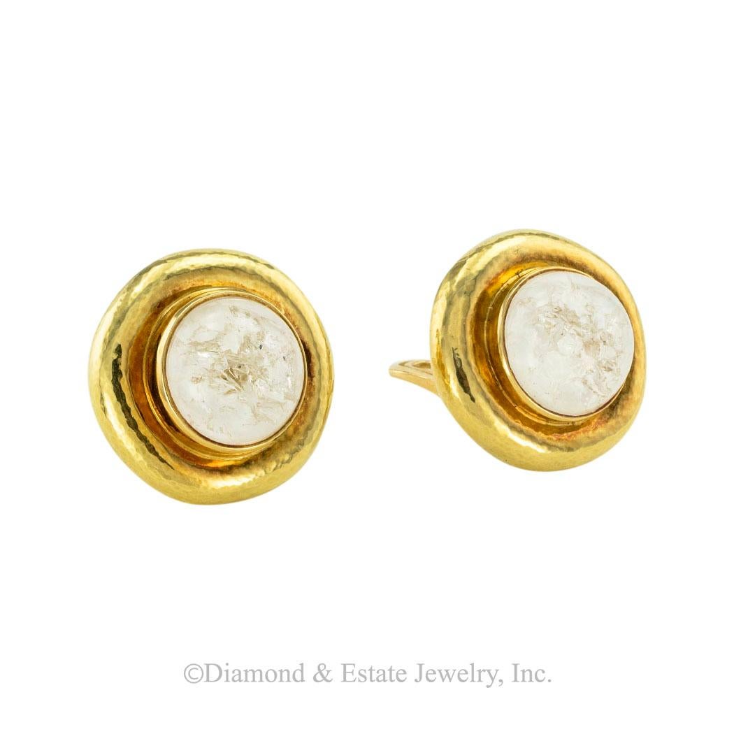 Contemporain Elizabeth Gage - Boucles d'oreilles à clip en or jaune et cristal de roche en vente