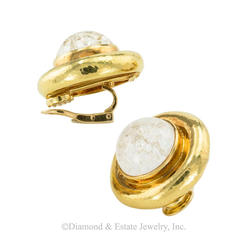 Elizabeth Gage - Boucles d'oreilles à clip en or jaune et cristal de roche Bon état - En vente à Los Angeles, CA
