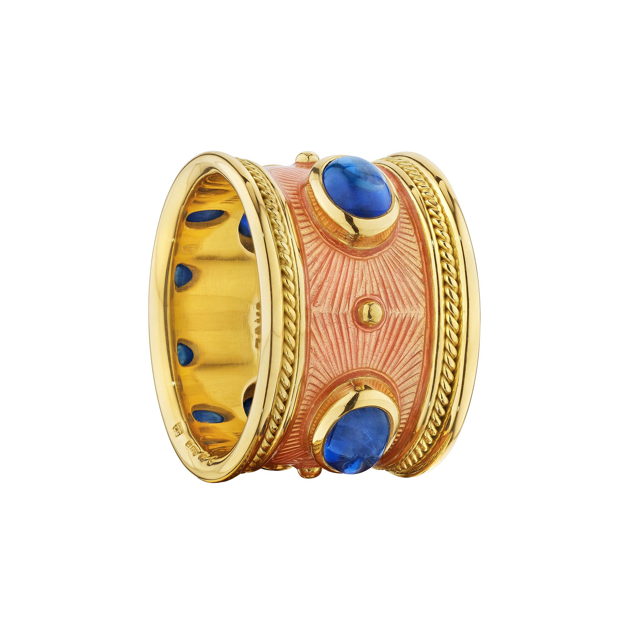 Lebendige blaue Cabochon-Saphire im Ovalschliff im Kontrast zu üppiger lachsfarbener Emaille lassen diesen Ring aus 18-karätigem Gelbgold von Elizabeth Gage vor unerwarteter Farbe strotzen.  Ungefähres Gewicht des Saphirs 2,50 Karat.  Um 2000. 