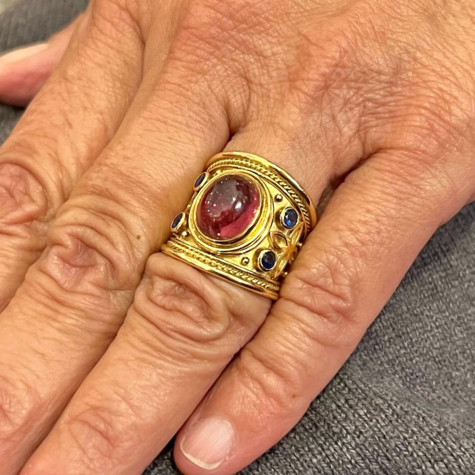 Donna Anello d'oro con tormalina rosa e zaffiro Elizabeth Gage Templar in vendita