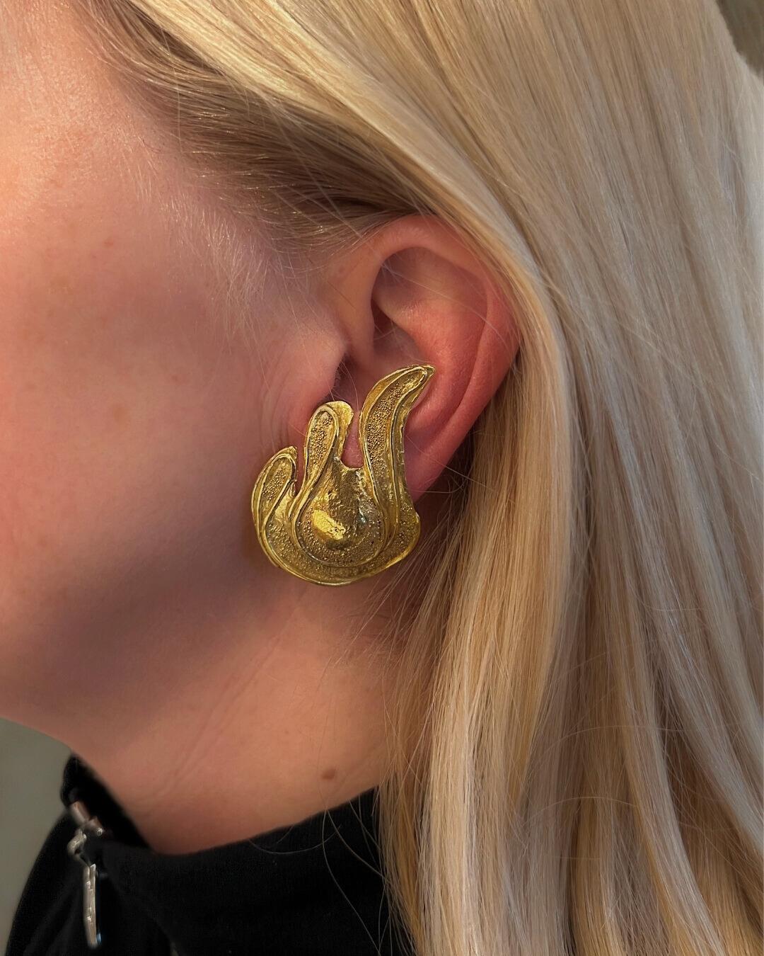 Diese exquisiten Ohrclips aus 18-karätigem Gelbgold wurden von Elizabeth Gage in Großbritannien handgefertigt und zeigen die charakteristische Handwerkskunst und Liebe zum Detail der Designerin. Sie sind in Form von 2-Zoll-Flügeln gestaltet und