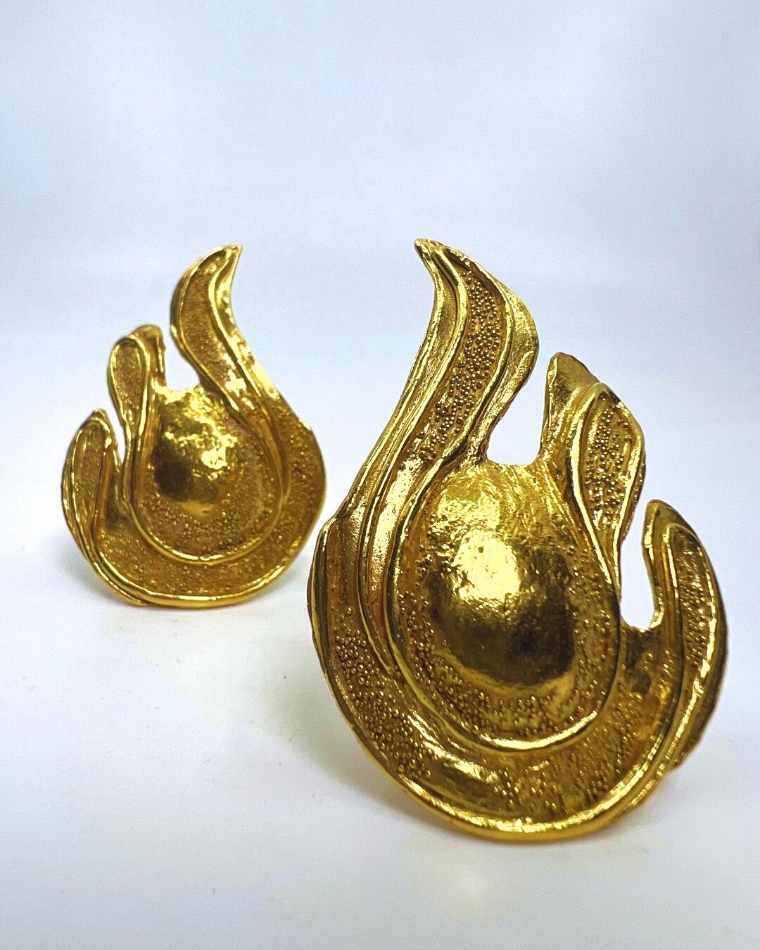 Elizabeth Gage Strukturierte Ohrclips aus 18 Karat Gold, 1985 (Modernistisch) im Angebot