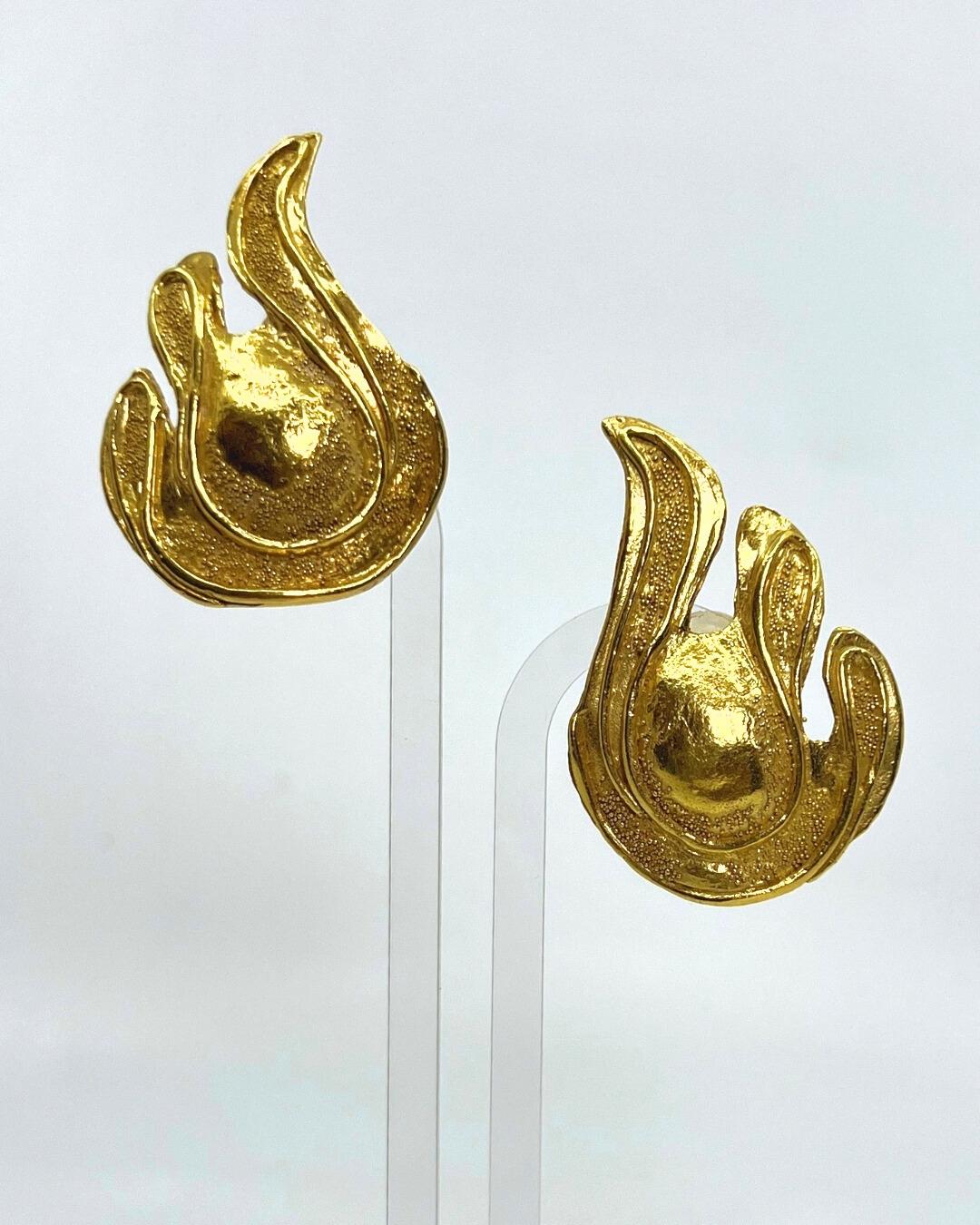 Elizabeth Gage Strukturierte Ohrclips aus 18 Karat Gold, 1985 im Zustand „Hervorragend“ im Angebot in New York, NY
