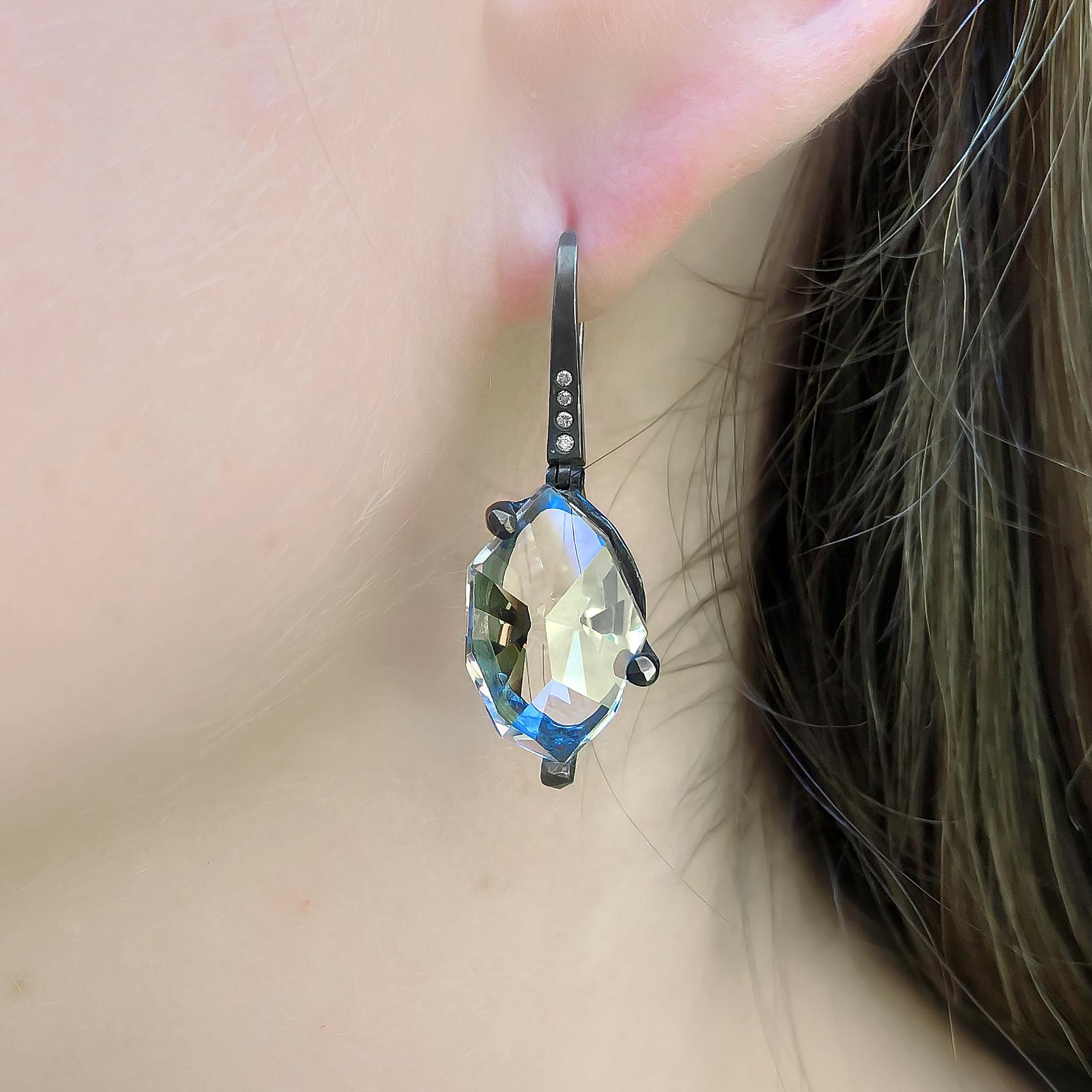 Ohrringe aus oxidiertem Silber mit farblosem Quarz im Spiegelschliff und Diamanten, Elizabeth Garvin (Künstler*in) im Angebot