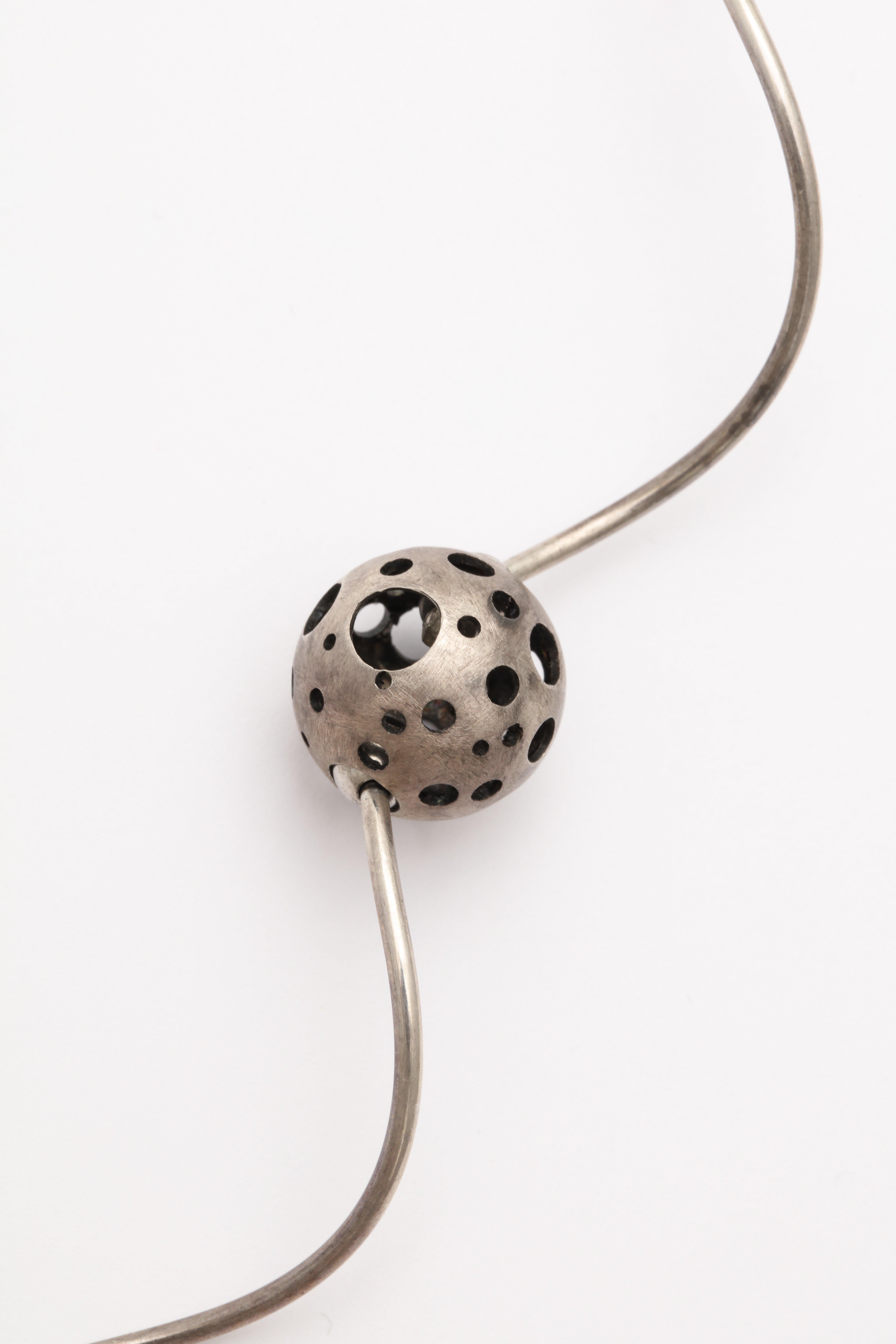 Elizabeth Garvin Modernistische Silber-Halskette für Damen oder Herren im Angebot