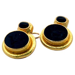 Orecchini a clip Elizabeth Gauge in oro giallo 18 carati con onice da 15,42 x 13,03 mm